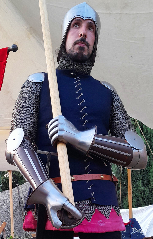 Composite braces and hourglass gauntlets based on manuscript Guiron le Courtois, circa 1370-1380. Material: medium carbon steel heat hardened and tempered up to 42 HRC, formed and beeswax hardened leather/ Przejciowe osony rk oraz rkawice klepsydrowe wzorowane na manuskrypcie Guiron le Courtois, datowanie 1370-1380. Materia: stal redniowglowa hartowana i odpuszczana do 42 HRC, formowana i utwardzona woskiem skra