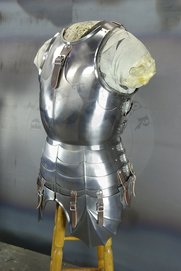 Woski kirys eksportowy wzorowany na nagrobku barona Louisa V de Lichtenberg +1471. W caoci wykonany ze stali redniowglowej rnej gruboci: od 2 mm do 1,2 mm. Hartowany i odpuszczany do 42 HRC. Rcznie robione sprzczki stalowe w zestawie. Waga cakowita 11 kg./Italian export cuirass based on effigie of baron Louis V de Lichtenberg +1471. Fully made of medium carbon steel of various thickness: from 2 mm to 1,2 mm. Heat hardened and tempered up to 42 HRC. Handmade steel buckles in set. Total weight 11 kg.