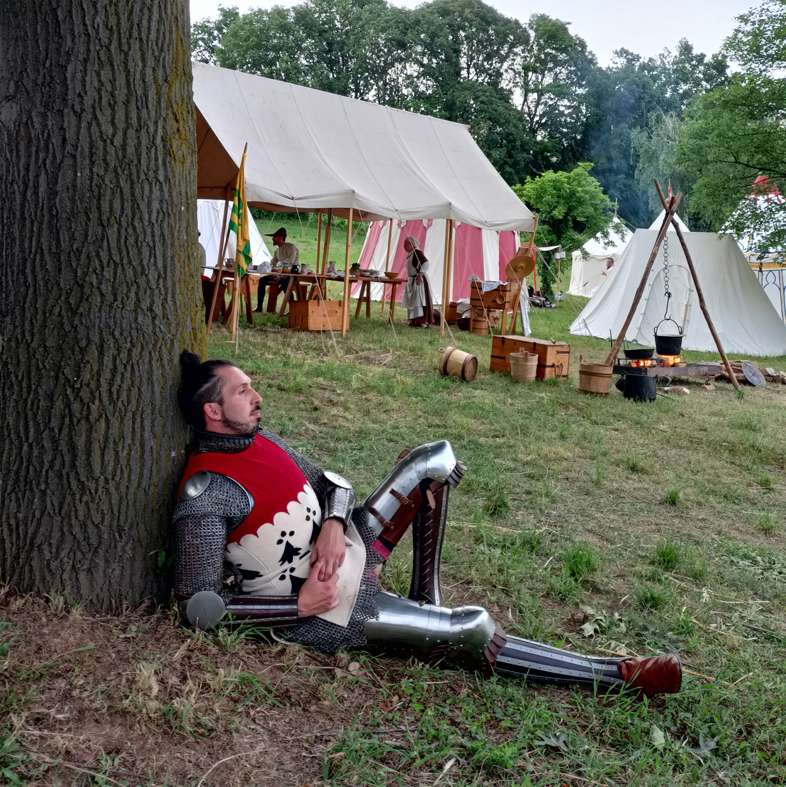 The 14th century was a period of rapid and fascinating armour development. We can see various designs, patterns and construction solutions in that transitional period on the way to create a full plate armour. Here you can see a kit dated for 1370-1380 which captured part of that transition. It's mainly based on the Guiron le Courtois manuscript of northern Italian provenance. You can see here some plate pieces with composite ones consist of hardened leather and steel splits. The set consists of the following elements: composite vambraces with hourglass gauntlets, globe shaped breastplate with vertical ridge and composite leg harness.