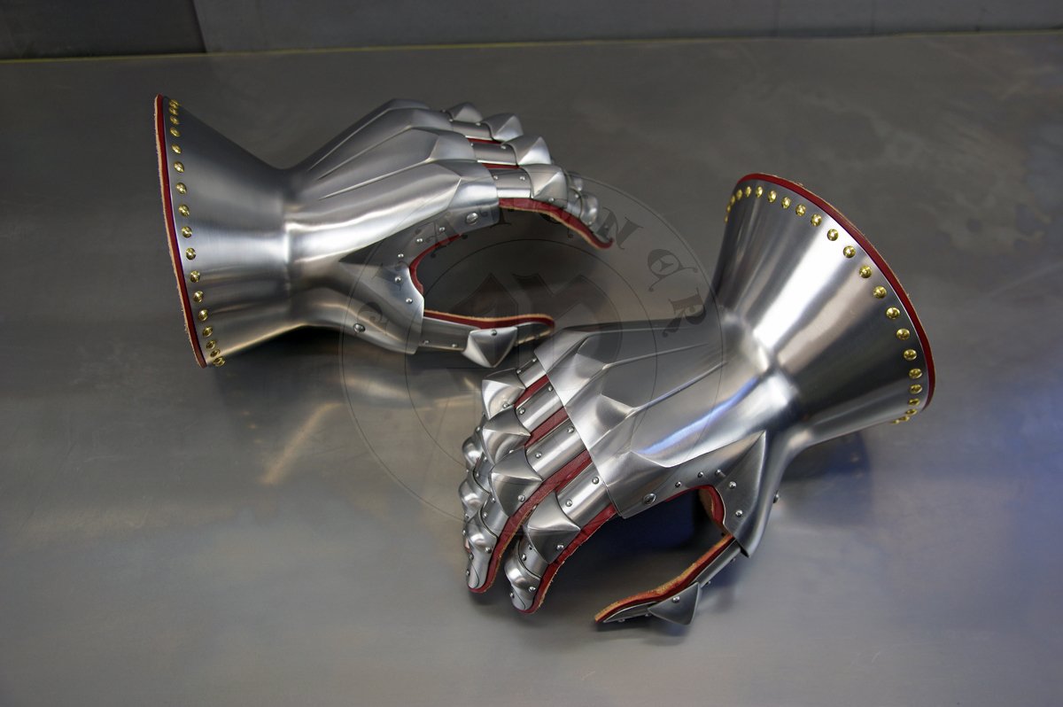 Rkawice klepsydrowe wykonane ze stali redniowglowej, hartowane i odpusczane do 42 HRC./Hourglass gauntlets made from medium carbon steel, heat hardened and tempered up to 42 HRC.