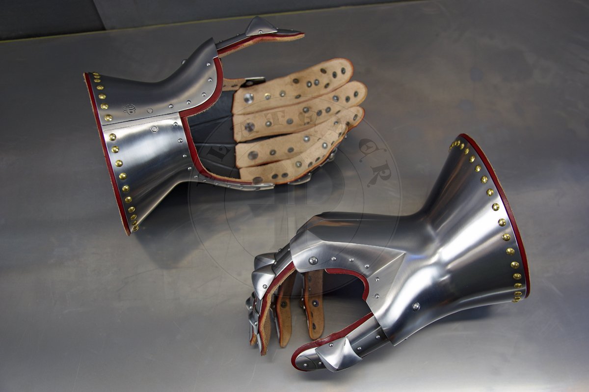 Rkawice klepsydrowe wykonane ze stali redniowglowej, hartowane i odpusczane do 42 HRC./Hourglass gauntlets made from medium carbon steel, heat hardened and tempered up to 42 HRC.