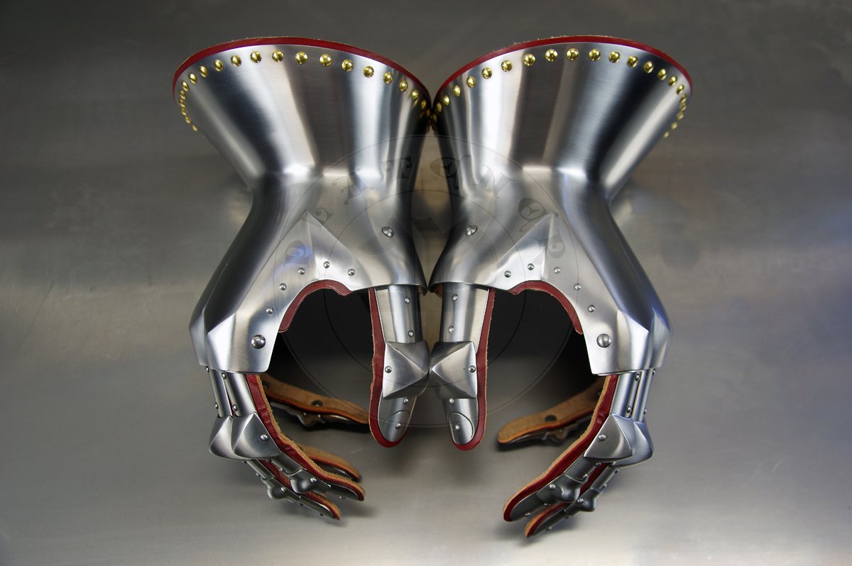 Rkawice klepsydrowe wykonane ze stali redniowglowej, hartowane i odpusczane do 42 HRC./Hourglass gauntlets made from medium carbon steel, heat hardened and tempered up to 42 HRC.