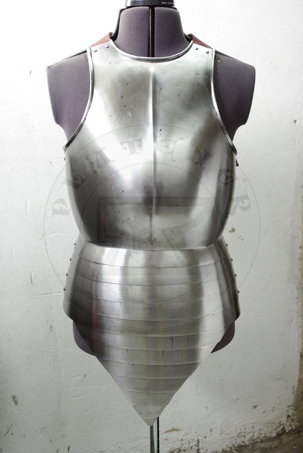 Napiernik z szorc wzorowany na przedstawienu z srebrnego otarza w katedrze w Pistoi, datowanym na 1371 r./Breastplate with fauld based on depict of men-at-arms from silver altar in Pistoia cathedral, c. 1371.