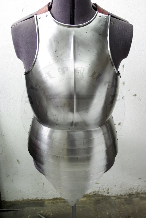 Napiernik z szorc wzorowany na przedstawienu z srebrnego otarza w katedrze w Pistoi, datowanym na 1371 r./Breastplate with fauld based on depict of men-at-arms from silver altar in Pistoia cathedral, c. 1371.