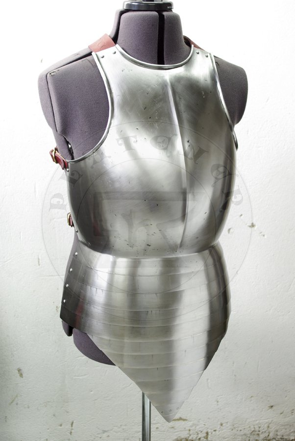 Napiernik z szorc wzorowany na przedstawienu z srebrnego otarza w katedrze w Pistoi, datowanym na 1371 r./Breastplate with fauld based on depict of men-at-arms from silver altar in Pistoia cathedral, c. 1371.