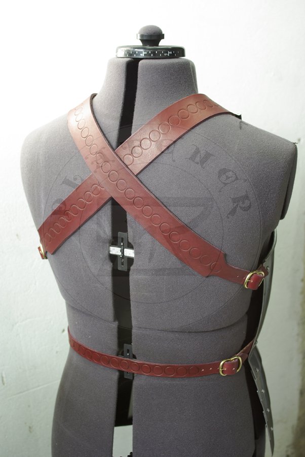 Napiernik z szorc wzorowany na przedstawienu z srebrnego otarza w katedrze w Pistoi, datowanym na 1371 r./Breastplate with fauld based on depict of men-at-arms from silver altar in Pistoia cathedral, c. 1371.
