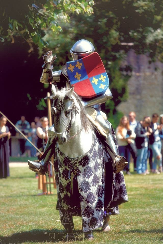 Zbroja kopijnicza na pocztek XV wieku w akcji. Zdjcie autorstwa https://www.facebook.com/reenactmentartworkstudio/ /Early XV c. armour set for jousting purpose in action. Photo made by https://www.facebook.com/reenactmentartworkstudio/