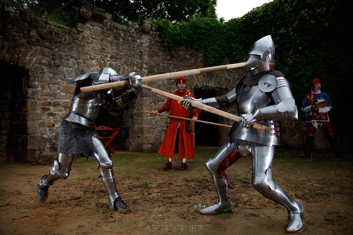 Zbroja kopijnicza na pocztek XV wieku w akcji. Zdjcie autorstwa https://www.facebook.com/reenactmentartworkstudio/ /Early XV c. armour set for jousting purpose in action. Photo made by https://www.facebook.com/reenactmentartworkstudio/