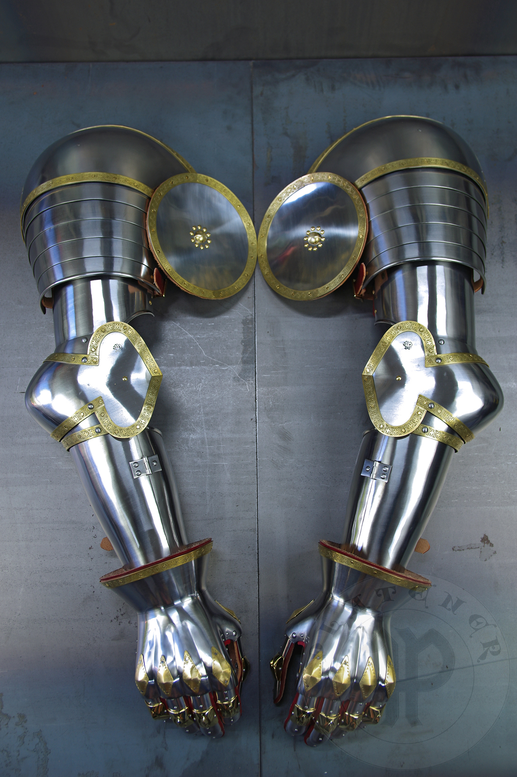 Complete arm harness inspired by depicts from Altar of St George of the Valencian school, circa 1410. All made of medium carbon steel and heat hardened and tempered up to 42 HRC./ Pene osony rk inspirowane przedstawieniami z otarza w. Jerzego z warsztatu w Walencji, okoo 1410 rok. Wykonane ze stali redniowglowej oraz hartowane i odpuszczane do twardoci 42 HRC.