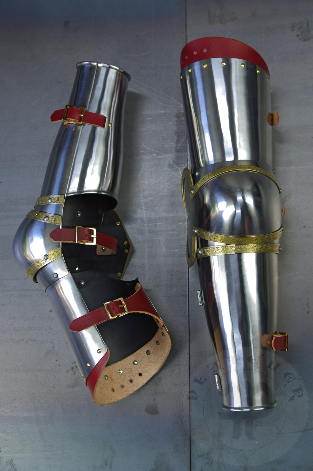Complete arm harness inspired by depicts from Altar of St George of the Valencian school, circa 1410. All made of medium carbon steel and heat hardened and tempered up to 42 HRC./ Pene osony rk inspirowane przedstawieniami z otarza w. Jerzego z warsztatu w Walencji, okoo 1410 rok. Wykonane ze stali redniowglowej oraz hartowane i odpuszczane do twardoci 42 HRC.