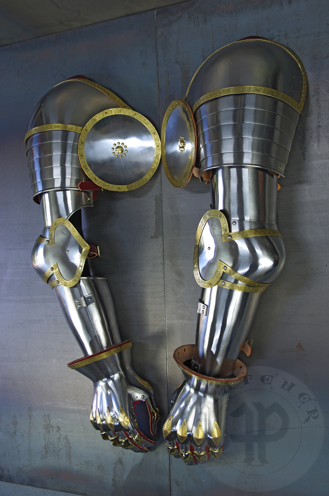 Complete arm harness inspired by depicts from Altar of St George of the Valencian school, circa 1410. All made of medium carbon steel and heat hardened and tempered up to 42 HRC./ Pene osony rk inspirowane przedstawieniami z otarza w. Jerzego z warsztatu w Walencji, okoo 1410 rok. Wykonane ze stali redniowglowej oraz hartowane i odpuszczane do twardoci 42 HRC.