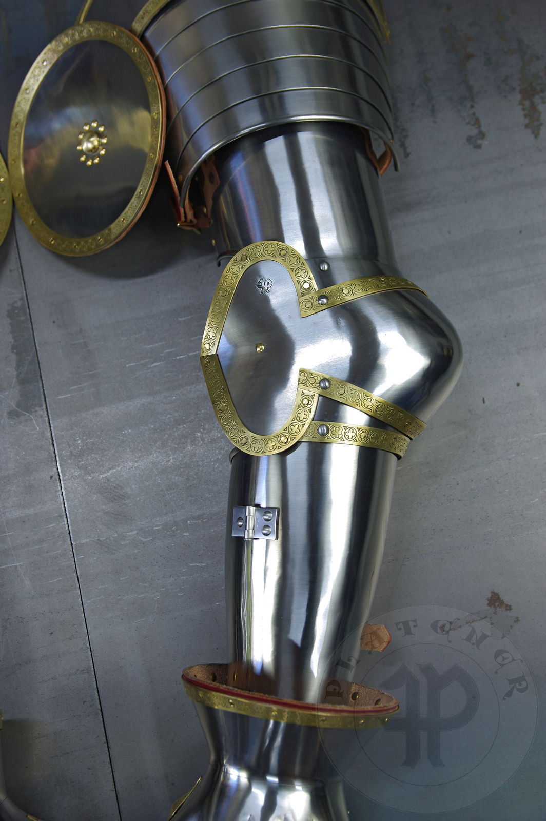 Complete arm harness inspired by depicts from Altar of St George of the Valencian school, circa 1410. All made of medium carbon steel and heat hardened and tempered up to 42 HRC./ Pene osony rk inspirowane przedstawieniami z otarza w. Jerzego z warsztatu w Walencji, okoo 1410 rok. Wykonane ze stali redniowglowej oraz hartowane i odpuszczane do twardoci 42 HRC.