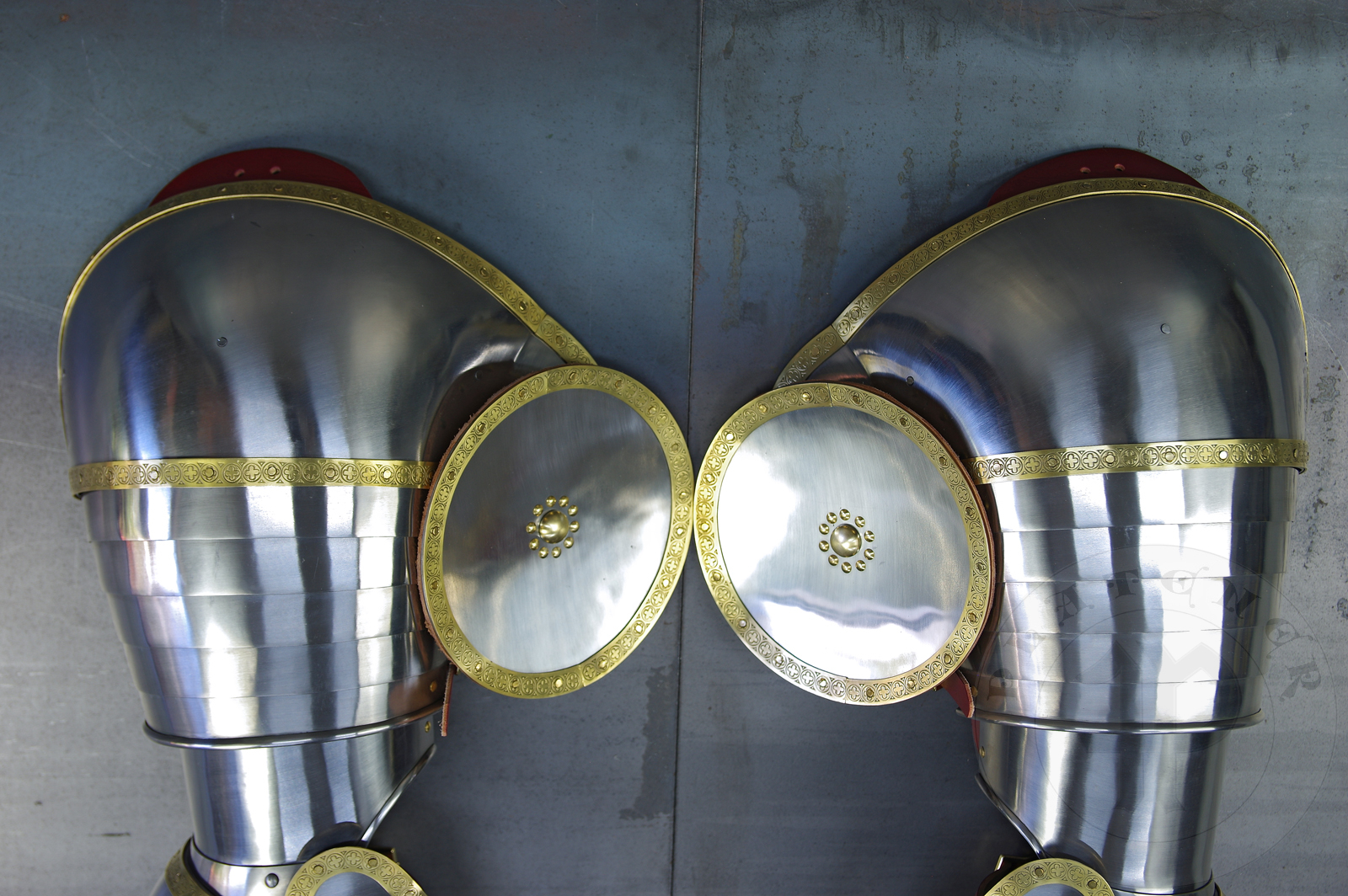 Complete arm harness inspired by depicts from Altar of St George of the Valencian school, circa 1410. All made of medium carbon steel and heat hardened and tempered up to 42 HRC./ Pene osony rk inspirowane przedstawieniami z otarza w. Jerzego z warsztatu w Walencji, okoo 1410 rok. Wykonane ze stali redniowglowej oraz hartowane i odpuszczane do twardoci 42 HRC.