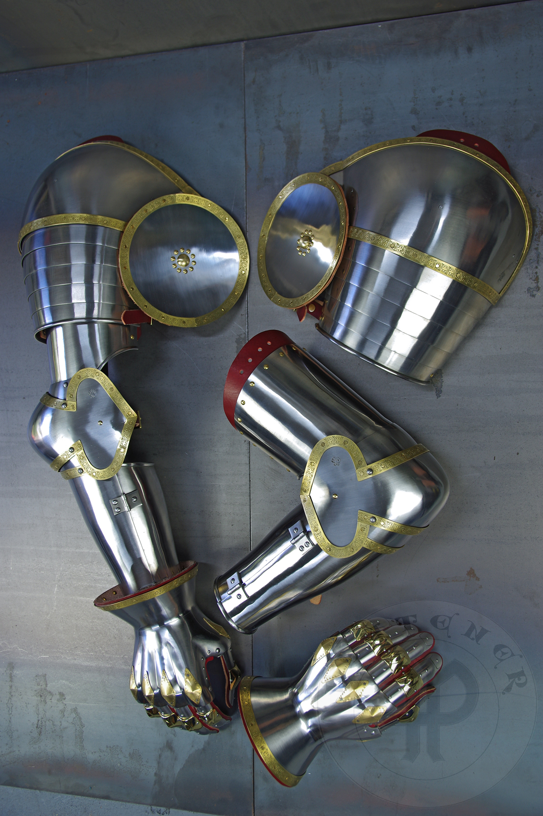 Complete arm harness inspired by depicts from Altar of St George of the Valencian school, circa 1410. All made of medium carbon steel and heat hardened and tempered up to 42 HRC./ Pene osony rk inspirowane przedstawieniami z otarza w. Jerzego z warsztatu w Walencji, okoo 1410 rok. Wykonane ze stali redniowglowej oraz hartowane i odpuszczane do twardoci 42 HRC.