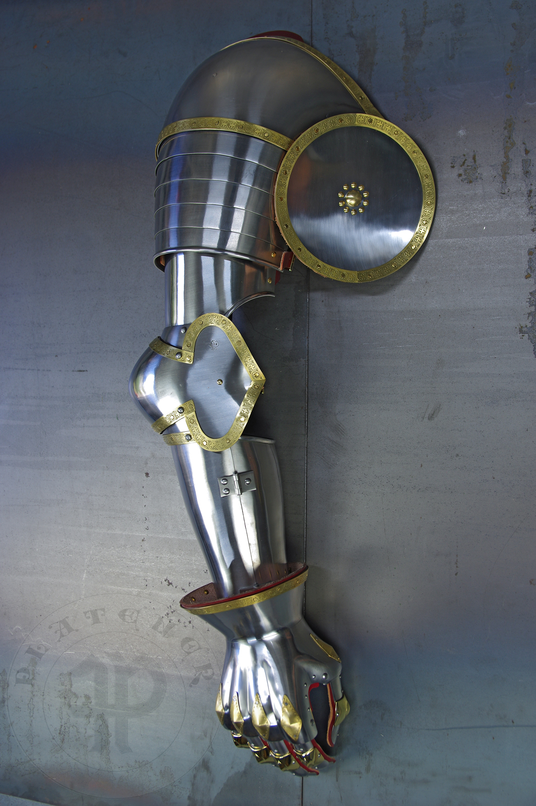 Complete arm harness inspired by depicts from Altar of St George of the Valencian school, circa 1410. All made of medium carbon steel and heat hardened and tempered up to 42 HRC./ Pene osony rk inspirowane przedstawieniami z otarza w. Jerzego z warsztatu w Walencji, okoo 1410 rok. Wykonane ze stali redniowglowej oraz hartowane i odpuszczane do twardoci 42 HRC.
