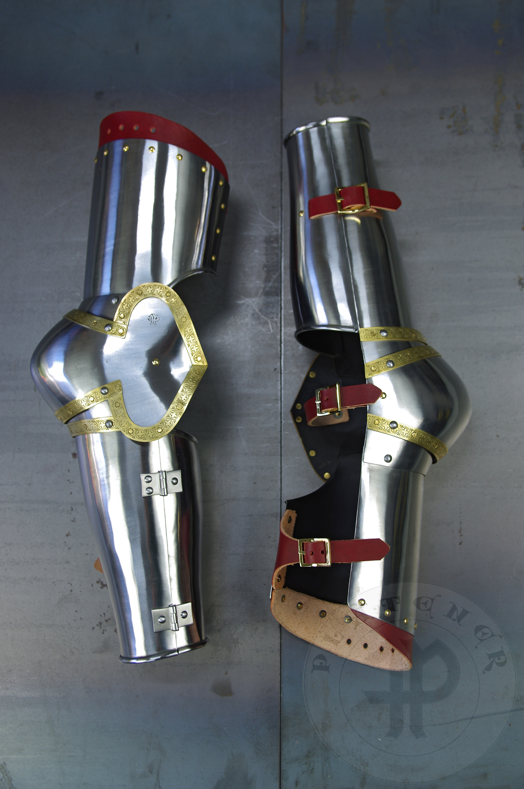 Complete arm harness inspired by depicts from Altar of St George of the Valencian school, circa 1410. All made of medium carbon steel and heat hardened and tempered up to 42 HRC./ Pene osony rk inspirowane przedstawieniami z otarza w. Jerzego z warsztatu w Walencji, okoo 1410 rok. Wykonane ze stali redniowglowej oraz hartowane i odpuszczane do twardoci 42 HRC.