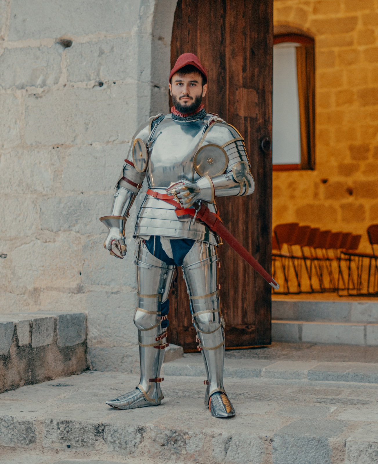 Armour for the beginning of the XV century mainly inspired by depictions from the Altar of St. George of the Valencian school, circa 1410. Spanish armour reproducted from medieval art, worn by my Spanish customer on Spanish soil - it's a wonderful compilation of circumstances, which bring history back to life. Photo made by @albertoexekution