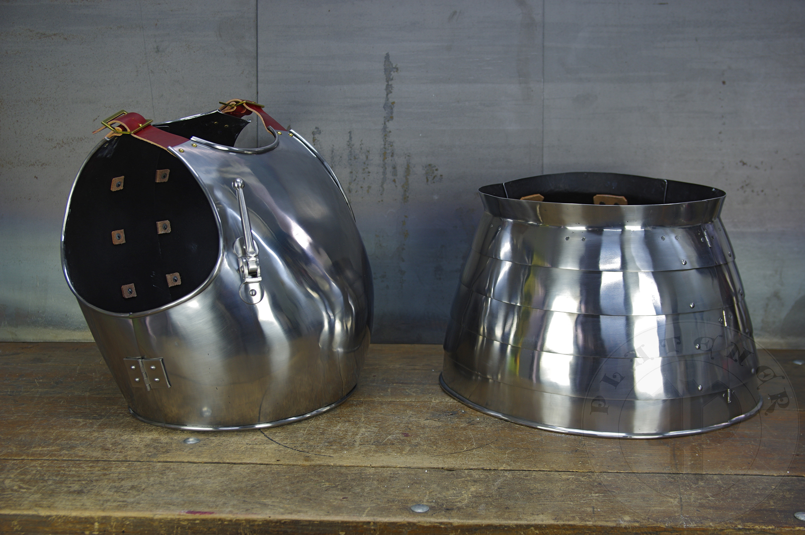 Cuirass mainly inspired by depicts from Altar of St George of the Valencian school, circa 1410. Cuirass with separate paunce in downward lapping lames construction. Backplates hinged at breastplate sides - so called reredors construction. All made of medium carbon steel and heat hardened and tempered up to 42 HRC./ Kirys inspirowany przedstawieniami z otarza w. Jerzego z warsztatu z Walencji, okoo 1410 rok. Kirys z osobnym fartuchem pytowym. Naplecznik dwuczciowy przymocowany na zawiasach po bokach napiernika. Wykonany w caoci ze stali redniowglowej oraz hartowane i odpuszczane do twardoci 42 HRC.