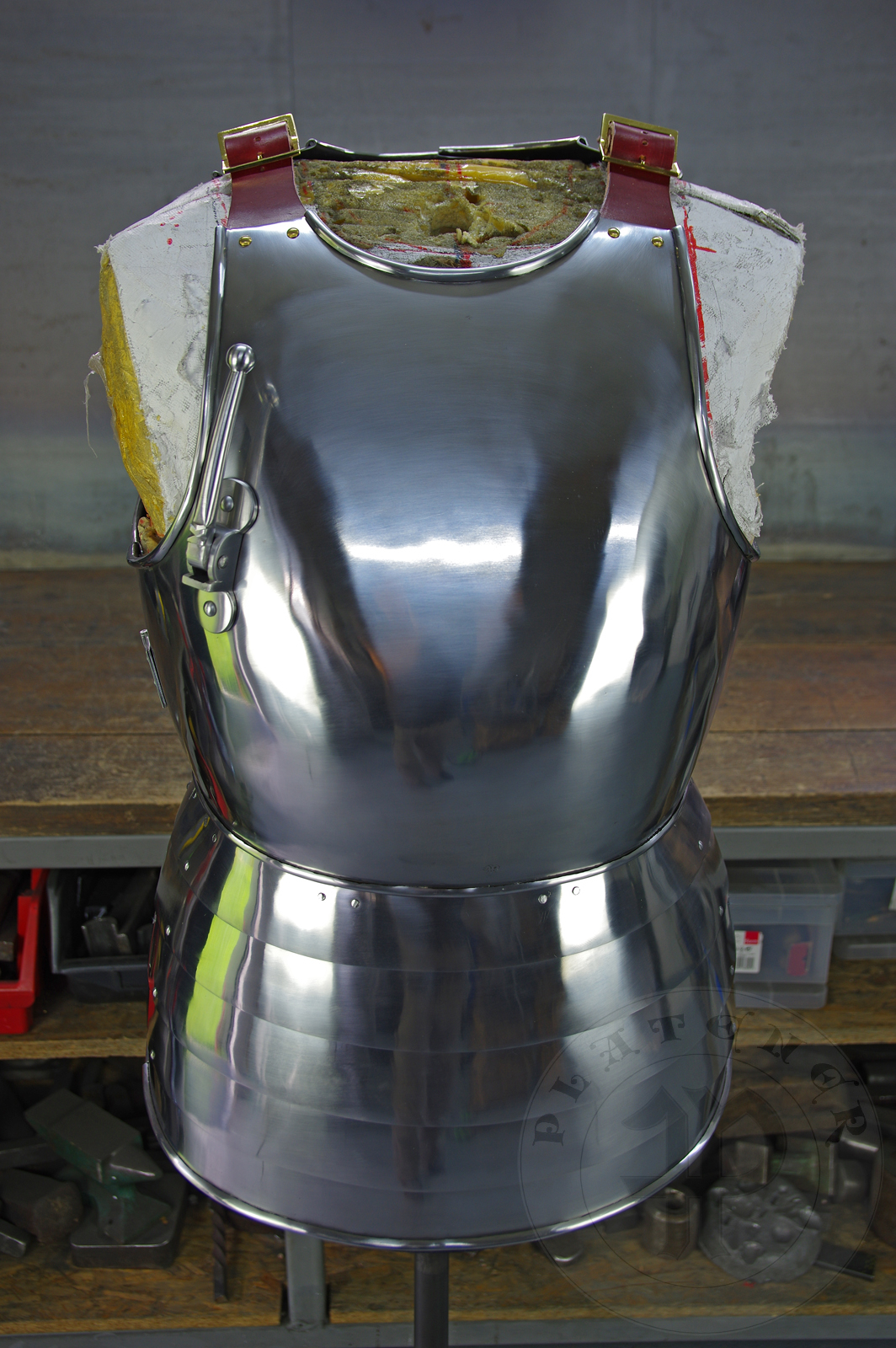 Cuirass mainly inspired by depicts from Altar of St George of the Valencian school, circa 1410. Cuirass with separate paunce in downward lapping lames construction. Backplates hinged at breastplate sides - so called reredors construction. All made of medium carbon steel and heat hardened and tempered up to 42 HRC./ Kirys inspirowany przedstawieniami z otarza w. Jerzego z warsztatu z Walencji, okoo 1410 rok. Kirys z osobnym fartuchem pytowym. Naplecznik dwuczciowy przymocowany na zawiasach po bokach napiernika. Wykonany w caoci ze stali redniowglowej oraz hartowane i odpuszczane do twardoci 42 HRC.