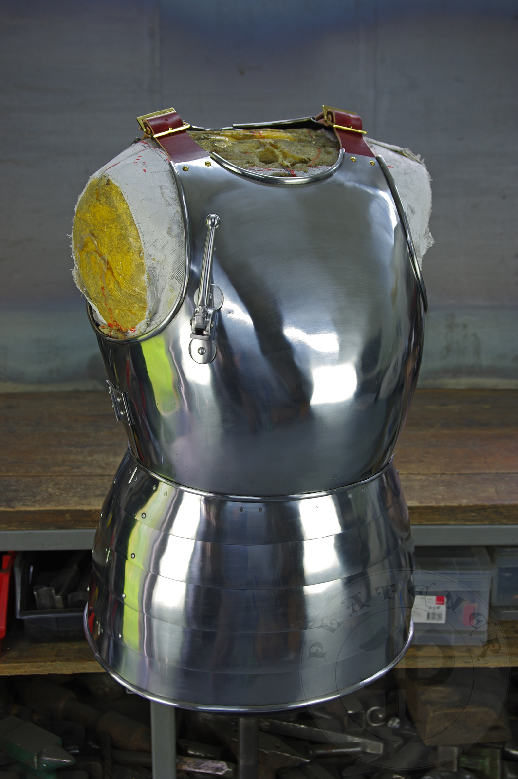 Cuirass mainly inspired by depicts from Altar of St George of the Valencian school, circa 1410. Cuirass with separate paunce in downward lapping lames construction. Backplates hinged at breastplate sides - so called reredors construction. All made of medium carbon steel and heat hardened and tempered up to 42 HRC./ Kirys inspirowany przedstawieniami z otarza w. Jerzego z warsztatu z Walencji, okoo 1410 rok. Kirys z osobnym fartuchem pytowym. Naplecznik dwuczciowy przymocowany na zawiasach po bokach napiernika. Wykonany w caoci ze stali redniowglowej oraz hartowane i odpuszczane do twardoci 42 HRC.