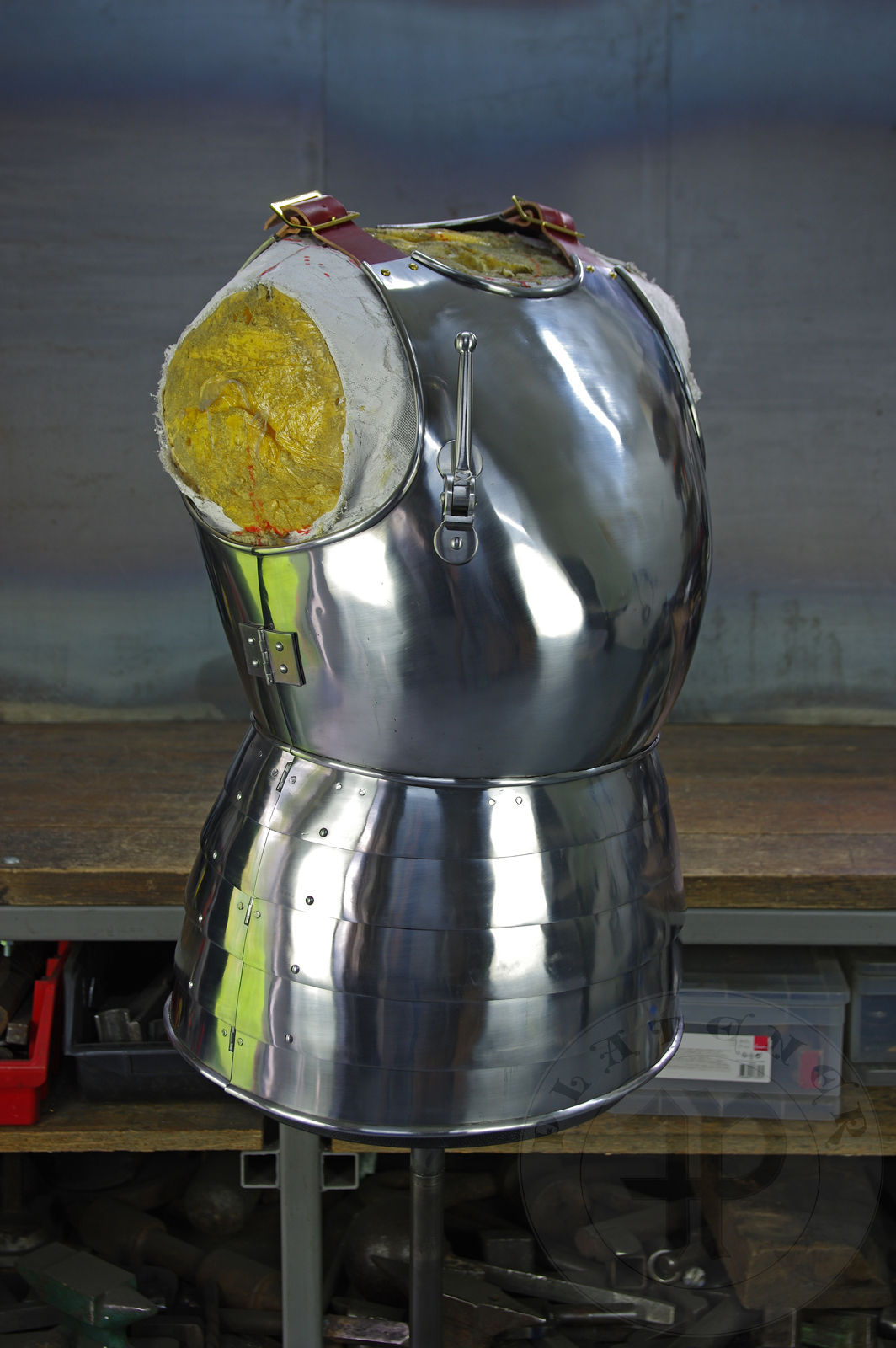 Cuirass mainly inspired by depicts from Altar of St George of the Valencian school, circa 1410. Cuirass with separate paunce in downward lapping lames construction. Backplates hinged at breastplate sides - so called reredors construction. All made of medium carbon steel and heat hardened and tempered up to 42 HRC./ Kirys inspirowany przedstawieniami z otarza w. Jerzego z warsztatu z Walencji, okoo 1410 rok. Kirys z osobnym fartuchem pytowym. Naplecznik dwuczciowy przymocowany na zawiasach po bokach napiernika. Wykonany w caoci ze stali redniowglowej oraz hartowane i odpuszczane do twardoci 42 HRC.