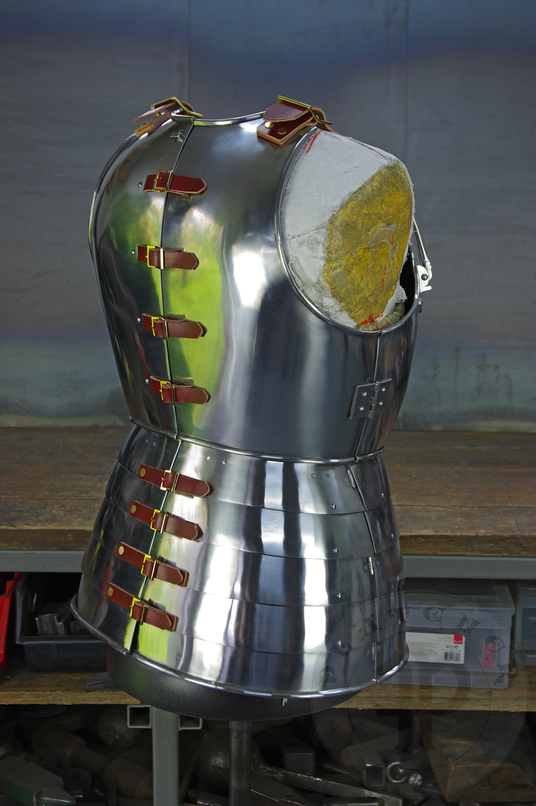 Cuirass mainly inspired by depicts from Altar of St George of the Valencian school, circa 1410. Cuirass with separate paunce in downward lapping lames construction. Backplates hinged at breastplate sides - so called reredors construction. All made of medium carbon steel and heat hardened and tempered up to 42 HRC./ Kirys inspirowany przedstawieniami z otarza w. Jerzego z warsztatu z Walencji, okoo 1410 rok. Kirys z osobnym fartuchem pytowym. Naplecznik dwuczciowy przymocowany na zawiasach po bokach napiernika. Wykonany w caoci ze stali redniowglowej oraz hartowane i odpuszczane do twardoci 42 HRC.