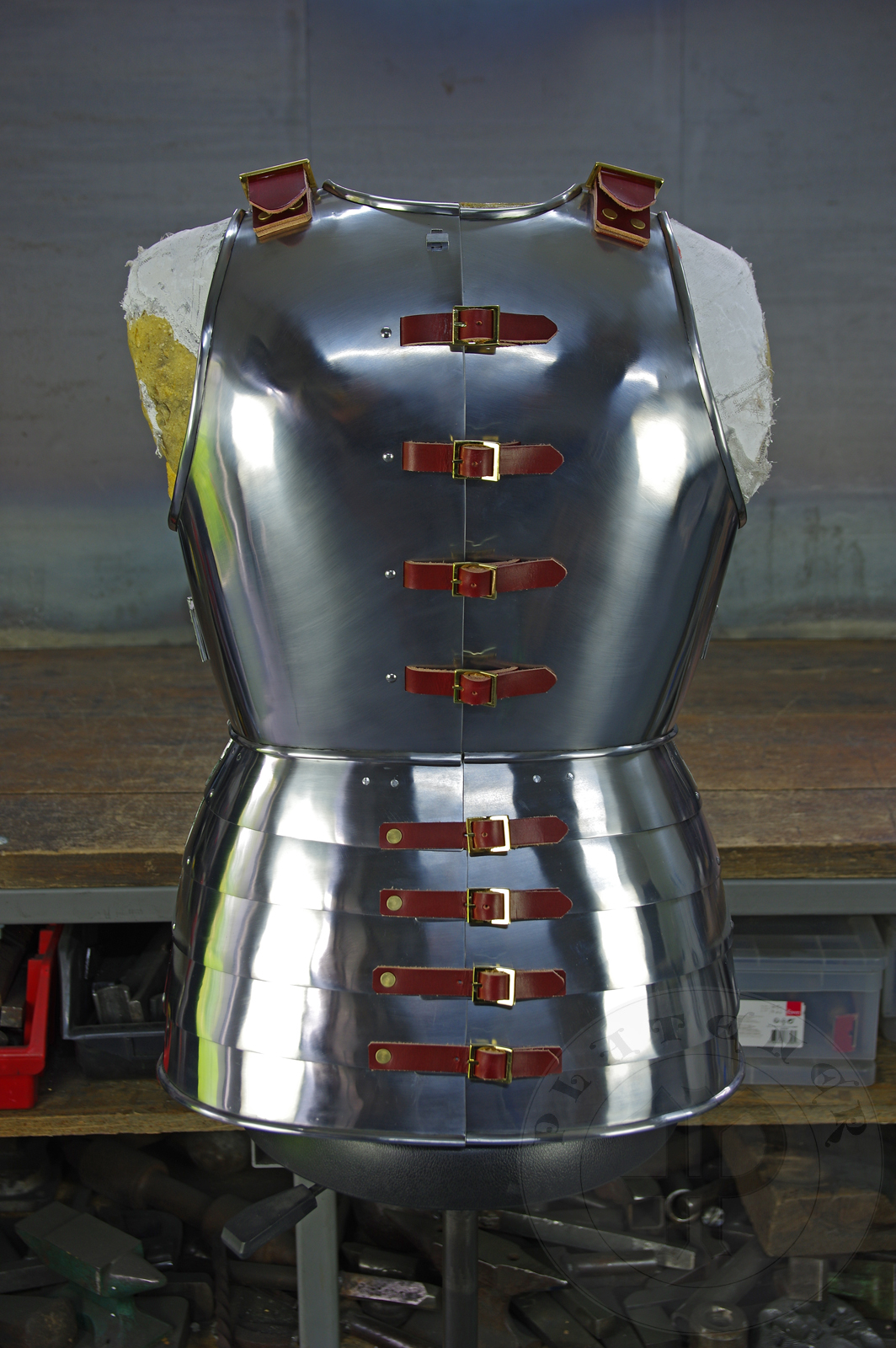 Cuirass mainly inspired by depicts from Altar of St George of the Valencian school, circa 1410. Cuirass with separate paunce in downward lapping lames construction. Backplates hinged at breastplate sides - so called reredors construction. All made of medium carbon steel and heat hardened and tempered up to 42 HRC./ Kirys inspirowany przedstawieniami z otarza w. Jerzego z warsztatu z Walencji, okoo 1410 rok. Kirys z osobnym fartuchem pytowym. Naplecznik dwuczciowy przymocowany na zawiasach po bokach napiernika. Wykonany w caoci ze stali redniowglowej oraz hartowane i odpuszczane do twardoci 42 HRC.