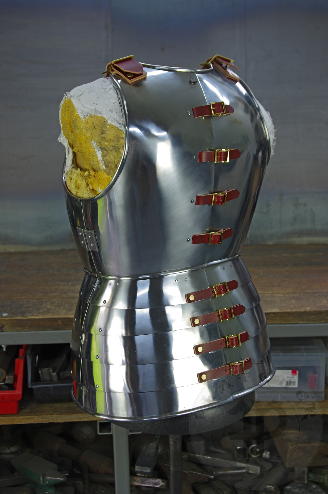 Cuirass mainly inspired by depicts from Altar of St George of the Valencian school, circa 1410. Cuirass with separate paunce in downward lapping lames construction. Backplates hinged at breastplate sides - so called reredors construction. All made of medium carbon steel and heat hardened and tempered up to 42 HRC./ Kirys inspirowany przedstawieniami z otarza w. Jerzego z warsztatu z Walencji, okoo 1410 rok. Kirys z osobnym fartuchem pytowym. Naplecznik dwuczciowy przymocowany na zawiasach po bokach napiernika. Wykonany w caoci ze stali redniowglowej oraz hartowane i odpuszczane do twardoci 42 HRC.