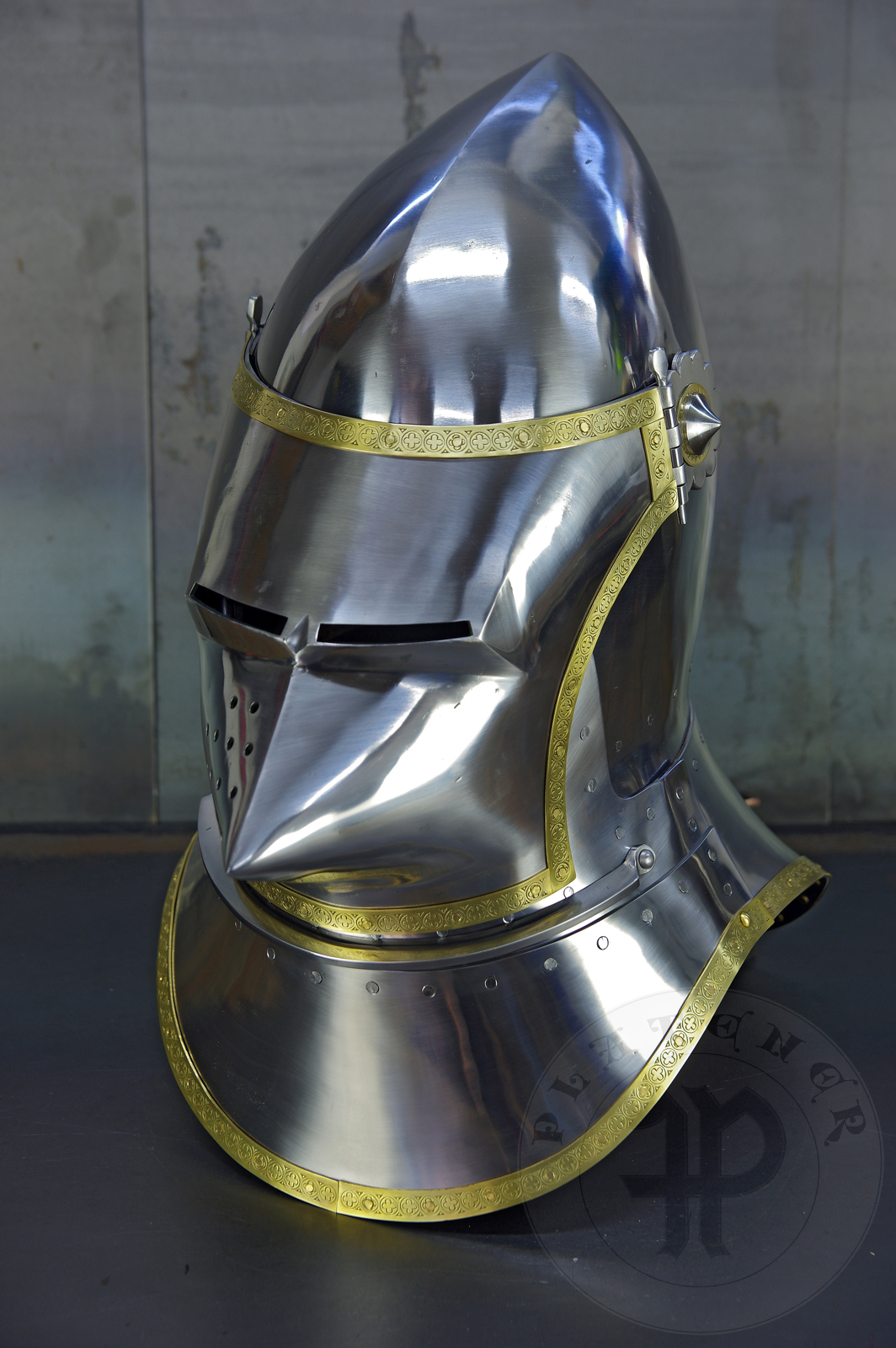 Great bascinet amainly inspired by depicts from Altar of St George of the Valencian school, circa 1410. The skull consists of 4 pieces riveted together. Visor was raised on hot from one piece of steel. Below the visor on the chin plate there is a solid stop rib to deflect thrusts. It's heat hardened and tempered up to 36-38 HRC./Wielki basinet inspirowany przedstawieniami z otarza w. Jerzego z warsztatu z Walencji, okoo 1410 rok. Dzwon basinetu wykonany z 4 czeci znitowany ze sob. Zasona kuta na gorco z jednego kawaka stali. Poniej zasony na basinecie znajduje si solidne wzmocnienie chronice przed pchniciami. Hartowany i odpuszczany do twardoci 36-38 HRC.