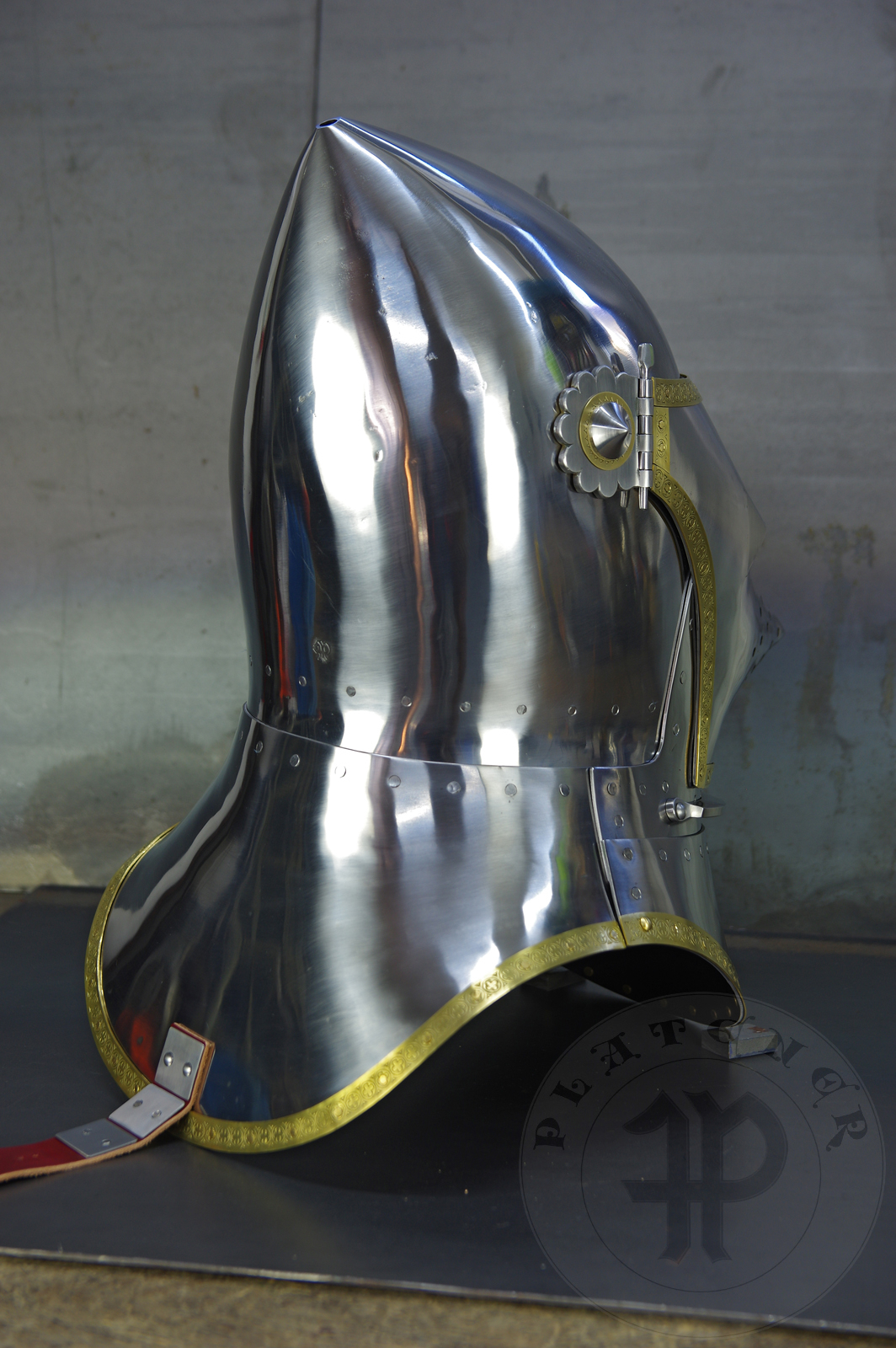 Great bascinet amainly inspired by depicts from Altar of St George of the Valencian school, circa 1410. The skull consists of 4 pieces riveted together. Visor was raised on hot from one piece of steel. Below the visor on the chin plate there is a solid stop rib to deflect thrusts. It's heat hardened and tempered up to 36-38 HRC./Wielki basinet inspirowany przedstawieniami z otarza w. Jerzego z warsztatu z Walencji, okoo 1410 rok. Dzwon basinetu wykonany z 4 czeci znitowany ze sob. Zasona kuta na gorco z jednego kawaka stali. Poniej zasony na basinecie znajduje si solidne wzmocnienie chronice przed pchniciami. Hartowany i odpuszczany do twardoci 36-38 HRC.