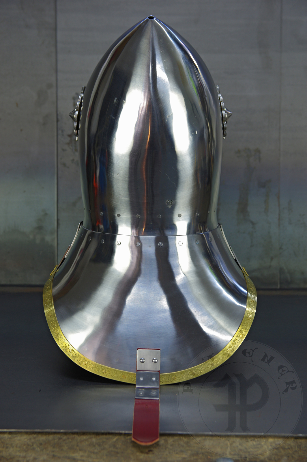 Great bascinet amainly inspired by depicts from Altar of St George of the Valencian school, circa 1410. The skull consists of 4 pieces riveted together. Visor was raised on hot from one piece of steel. Below the visor on the chin plate there is a solid stop rib to deflect thrusts. It's heat hardened and tempered up to 36-38 HRC./Wielki basinet inspirowany przedstawieniami z otarza w. Jerzego z warsztatu z Walencji, okoo 1410 rok. Dzwon basinetu wykonany z 4 czeci znitowany ze sob. Zasona kuta na gorco z jednego kawaka stali. Poniej zasony na basinecie znajduje si solidne wzmocnienie chronice przed pchniciami. Hartowany i odpuszczany do twardoci 36-38 HRC.