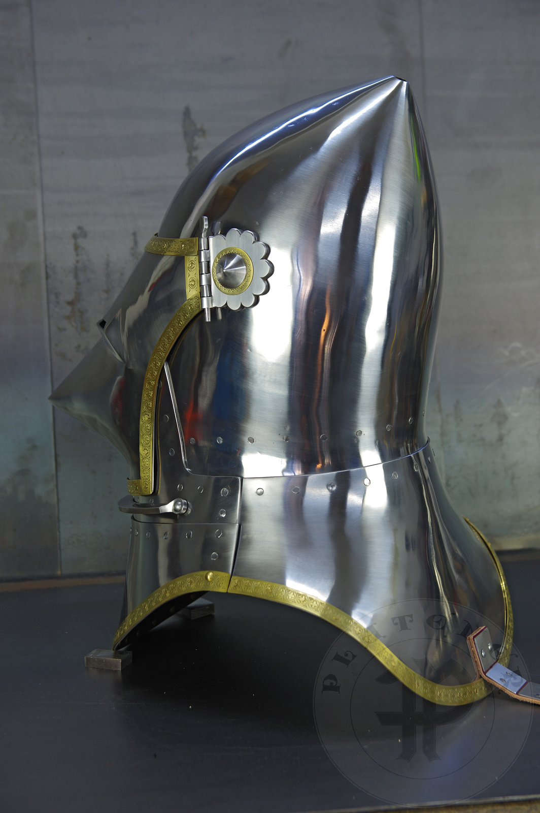 Great bascinet amainly inspired by depicts from Altar of St George of the Valencian school, circa 1410. The skull consists of 4 pieces riveted together. Visor was raised on hot from one piece of steel. Below the visor on the chin plate there is a solid stop rib to deflect thrusts. It's heat hardened and tempered up to 36-38 HRC./Wielki basinet inspirowany przedstawieniami z otarza w. Jerzego z warsztatu z Walencji, okoo 1410 rok. Dzwon basinetu wykonany z 4 czeci znitowany ze sob. Zasona kuta na gorco z jednego kawaka stali. Poniej zasony na basinecie znajduje si solidne wzmocnienie chronice przed pchniciami. Hartowany i odpuszczany do twardoci 36-38 HRC.