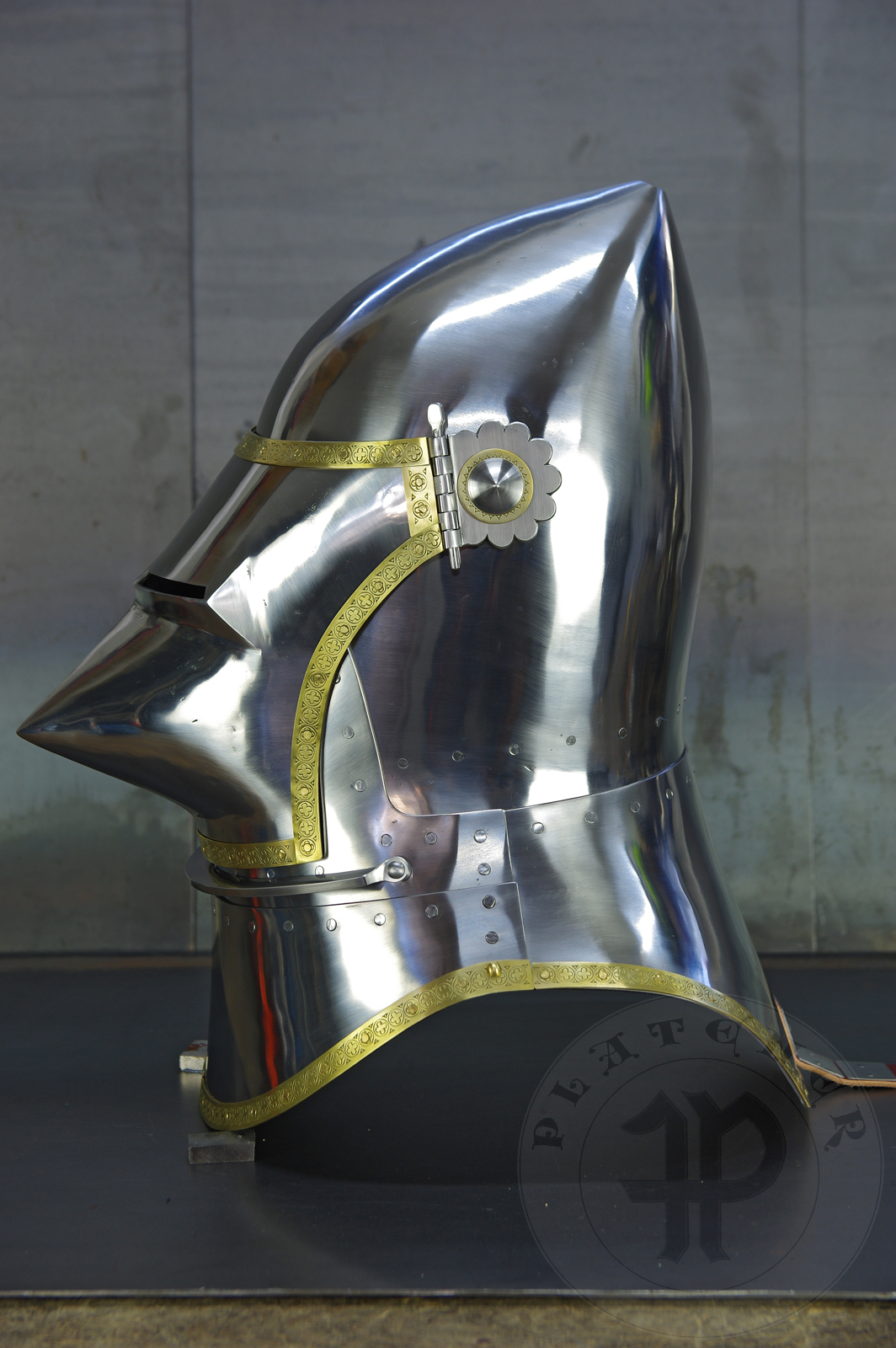 Great bascinet amainly inspired by depicts from Altar of St George of the Valencian school, circa 1410. The skull consists of 4 pieces riveted together. Visor was raised on hot from one piece of steel. Below the visor on the chin plate there is a solid stop rib to deflect thrusts. It's heat hardened and tempered up to 36-38 HRC./Wielki basinet inspirowany przedstawieniami z otarza w. Jerzego z warsztatu z Walencji, okoo 1410 rok. Dzwon basinetu wykonany z 4 czeci znitowany ze sob. Zasona kuta na gorco z jednego kawaka stali. Poniej zasony na basinecie znajduje si solidne wzmocnienie chronice przed pchniciami. Hartowany i odpuszczany do twardoci 36-38 HRC.