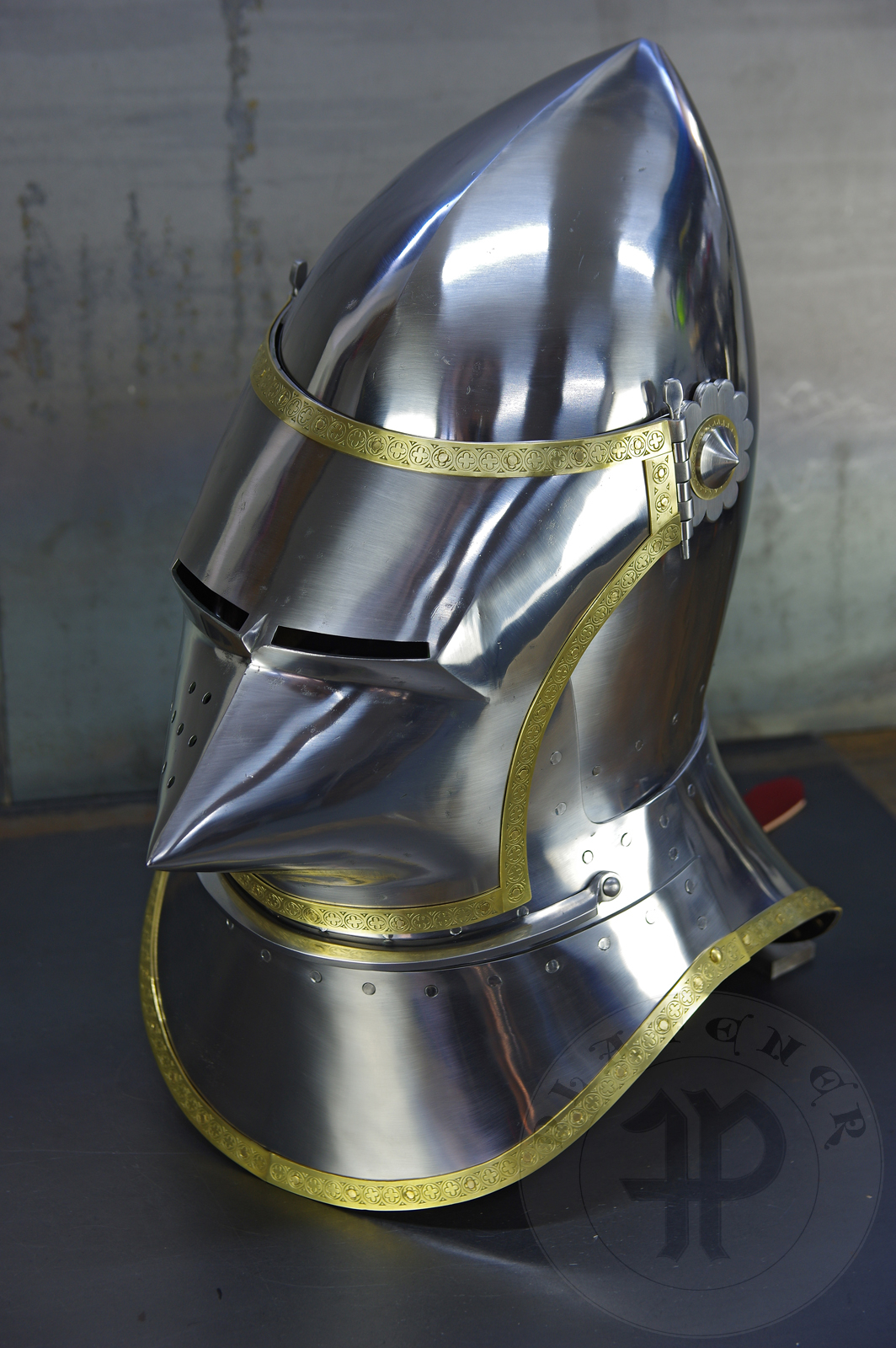 Great bascinet amainly inspired by depicts from Altar of St George of the Valencian school, circa 1410. The skull consists of 4 pieces riveted together. Visor was raised on hot from one piece of steel. Below the visor on the chin plate there is a solid stop rib to deflect thrusts. It's heat hardened and tempered up to 36-38 HRC./Wielki basinet inspirowany przedstawieniami z otarza w. Jerzego z warsztatu z Walencji, okoo 1410 rok. Dzwon basinetu wykonany z 4 czeci znitowany ze sob. Zasona kuta na gorco z jednego kawaka stali. Poniej zasony na basinecie znajduje si solidne wzmocnienie chronice przed pchniciami. Hartowany i odpuszczany do twardoci 36-38 HRC.