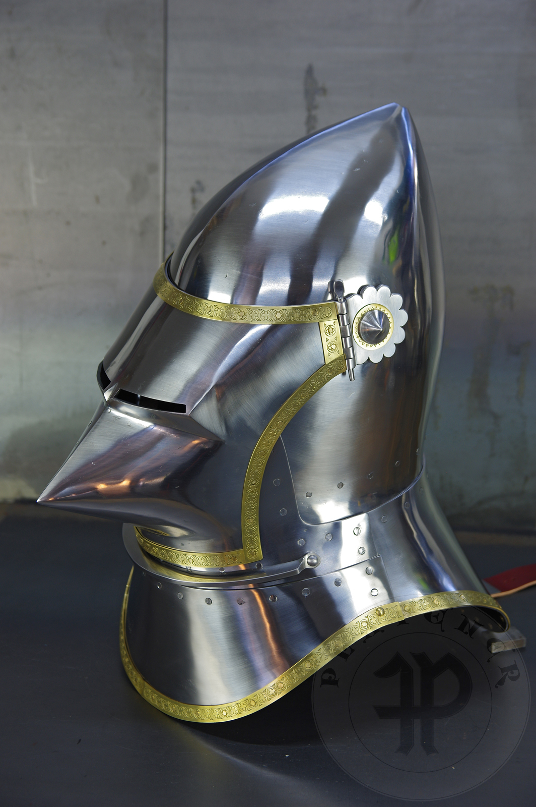 Great bascinet amainly inspired by depicts from Altar of St George of the Valencian school, circa 1410. The skull consists of 4 pieces riveted together. Visor was raised on hot from one piece of steel. Below the visor on the chin plate there is a solid stop rib to deflect thrusts. It's heat hardened and tempered up to 36-38 HRC./Wielki basinet inspirowany przedstawieniami z otarza w. Jerzego z warsztatu z Walencji, okoo 1410 rok. Dzwon basinetu wykonany z 4 czeci znitowany ze sob. Zasona kuta na gorco z jednego kawaka stali. Poniej zasony na basinecie znajduje si solidne wzmocnienie chronice przed pchniciami. Hartowany i odpuszczany do twardoci 36-38 HRC.