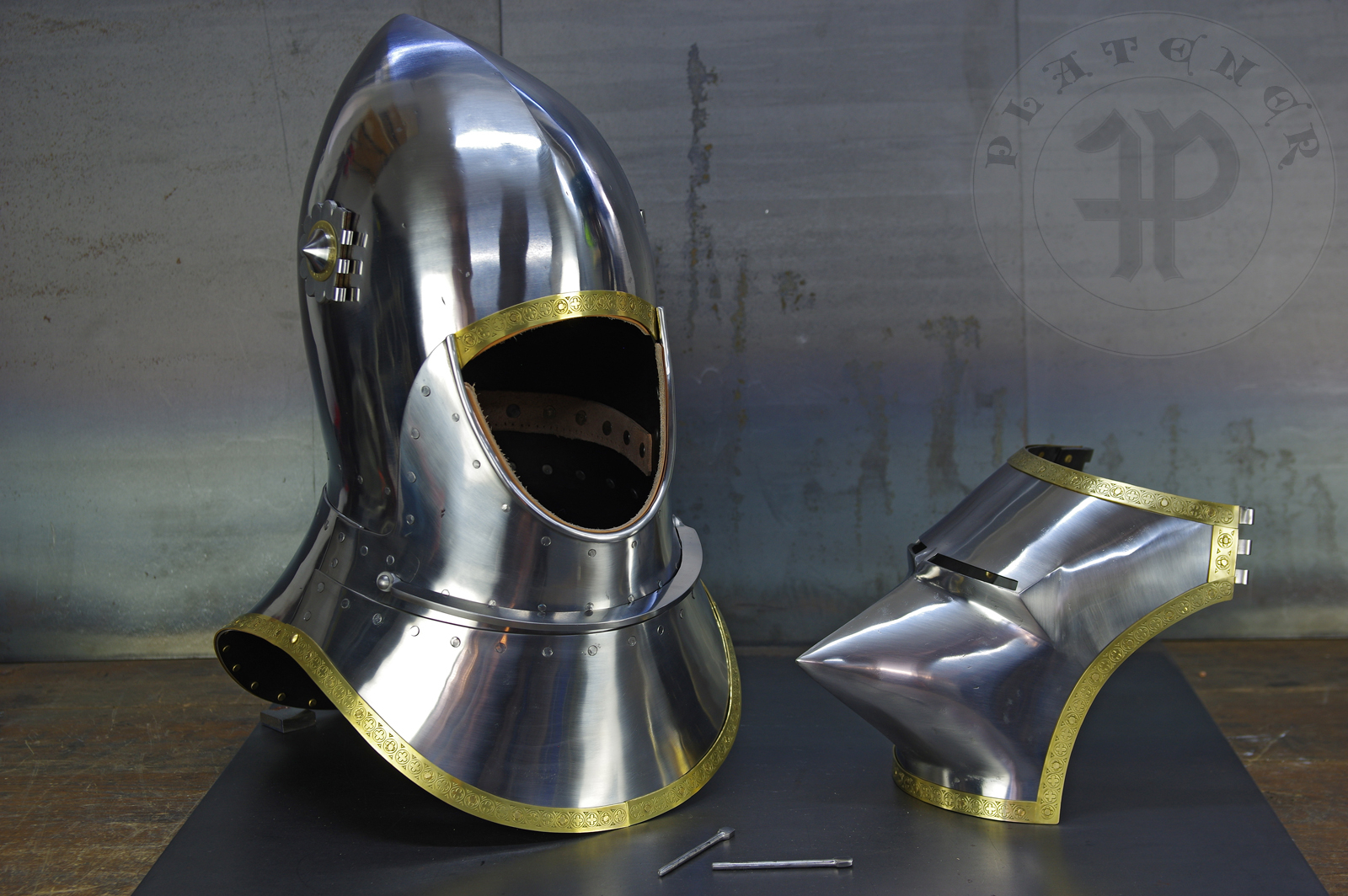 Great bascinet amainly inspired by depicts from Altar of St George of the Valencian school, circa 1410. The skull consists of 4 pieces riveted together. Visor was raised on hot from one piece of steel. Below the visor on the chin plate there is a solid stop rib to deflect thrusts. It's heat hardened and tempered up to 36-38 HRC./Wielki basinet inspirowany przedstawieniami z otarza w. Jerzego z warsztatu z Walencji, okoo 1410 rok. Dzwon basinetu wykonany z 4 czeci znitowany ze sob. Zasona kuta na gorco z jednego kawaka stali. Poniej zasony na basinecie znajduje si solidne wzmocnienie chronice przed pchniciami. Hartowany i odpuszczany do twardoci 36-38 HRC.