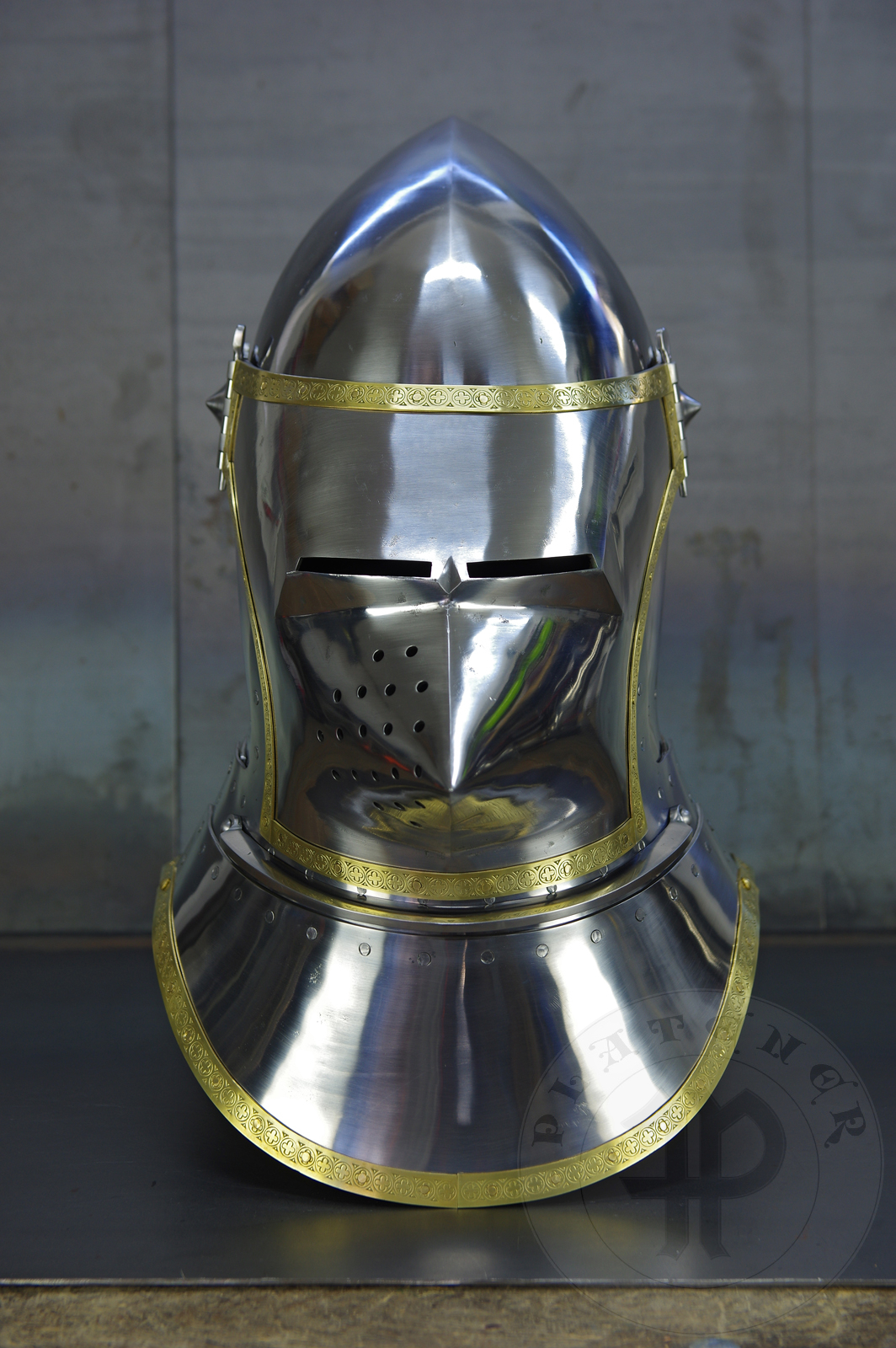 Great bascinet amainly inspired by depicts from Altar of St George of the Valencian school, circa 1410. The skull consists of 4 pieces riveted together. Visor was raised on hot from one piece of steel. Below the visor on the chin plate there is a solid stop rib to deflect thrusts. It's heat hardened and tempered up to 36-38 HRC./Wielki basinet inspirowany przedstawieniami z otarza w. Jerzego z warsztatu z Walencji, okoo 1410 rok. Dzwon basinetu wykonany z 4 czeci znitowany ze sob. Zasona kuta na gorco z jednego kawaka stali. Poniej zasony na basinecie znajduje si solidne wzmocnienie chronice przed pchniciami. Hartowany i odpuszczany do twardoci 36-38 HRC.