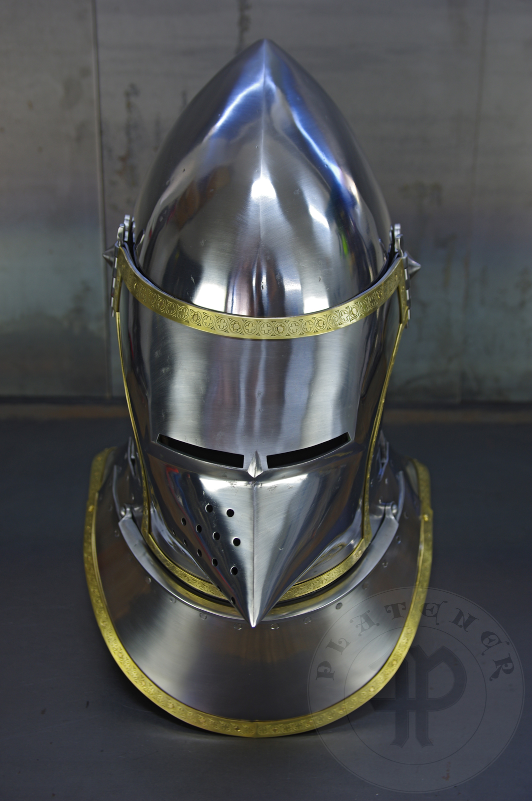 Great bascinet amainly inspired by depicts from Altar of St George of the Valencian school, circa 1410. The skull consists of 4 pieces riveted together. Visor was raised on hot from one piece of steel. Below the visor on the chin plate there is a solid stop rib to deflect thrusts. It's heat hardened and tempered up to 36-38 HRC./Wielki basinet inspirowany przedstawieniami z otarza w. Jerzego z warsztatu z Walencji, okoo 1410 rok. Dzwon basinetu wykonany z 4 czeci znitowany ze sob. Zasona kuta na gorco z jednego kawaka stali. Poniej zasony na basinecie znajduje si solidne wzmocnienie chronice przed pchniciami. Hartowany i odpuszczany do twardoci 36-38 HRC.