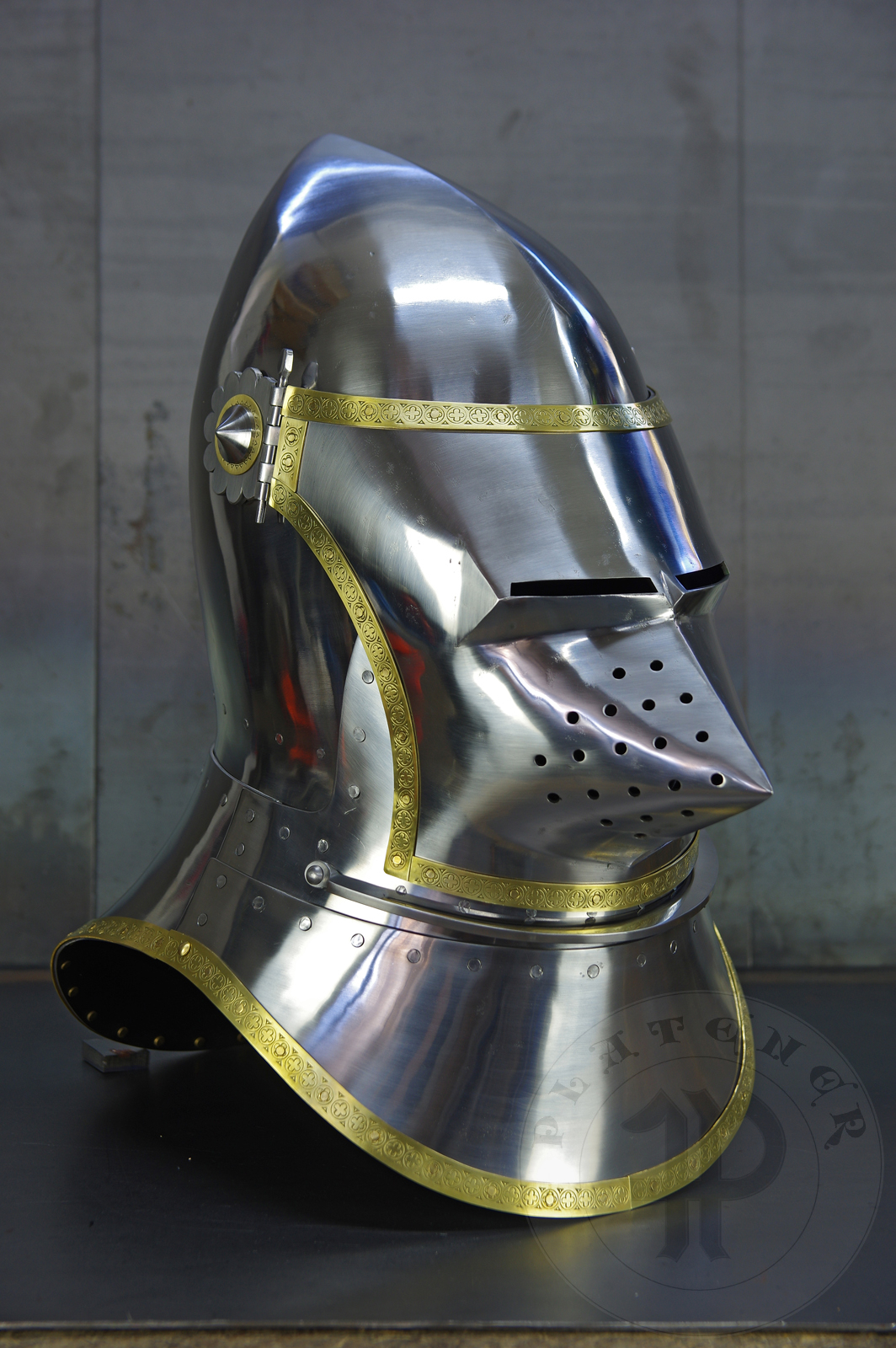 Great bascinet amainly inspired by depicts from Altar of St George of the Valencian school, circa 1410. The skull consists of 4 pieces riveted together. Visor was raised on hot from one piece of steel. Below the visor on the chin plate there is a solid stop rib to deflect thrusts. It's heat hardened and tempered up to 36-38 HRC./Wielki basinet inspirowany przedstawieniami z otarza w. Jerzego z warsztatu z Walencji, okoo 1410 rok. Dzwon basinetu wykonany z 4 czeci znitowany ze sob. Zasona kuta na gorco z jednego kawaka stali. Poniej zasony na basinecie znajduje si solidne wzmocnienie chronice przed pchniciami. Hartowany i odpuszczany do twardoci 36-38 HRC.