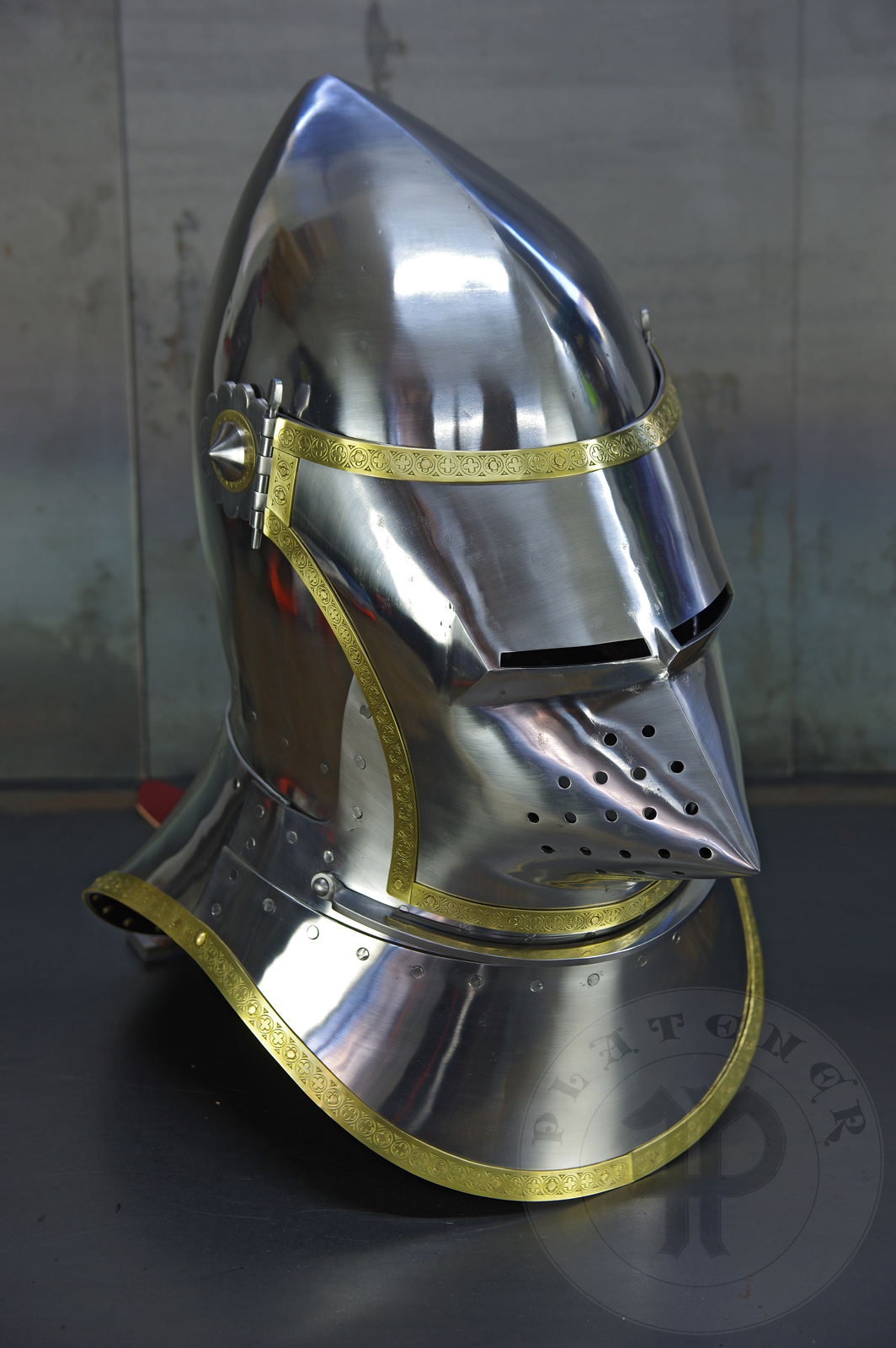 Great bascinet amainly inspired by depicts from Altar of St George of the Valencian school, circa 1410. The skull consists of 4 pieces riveted together. Visor was raised on hot from one piece of steel. Below the visor on the chin plate there is a solid stop rib to deflect thrusts. It's heat hardened and tempered up to 36-38 HRC./Wielki basinet inspirowany przedstawieniami z otarza w. Jerzego z warsztatu z Walencji, okoo 1410 rok. Dzwon basinetu wykonany z 4 czeci znitowany ze sob. Zasona kuta na gorco z jednego kawaka stali. Poniej zasony na basinecie znajduje si solidne wzmocnienie chronice przed pchniciami. Hartowany i odpuszczany do twardoci 36-38 HRC.