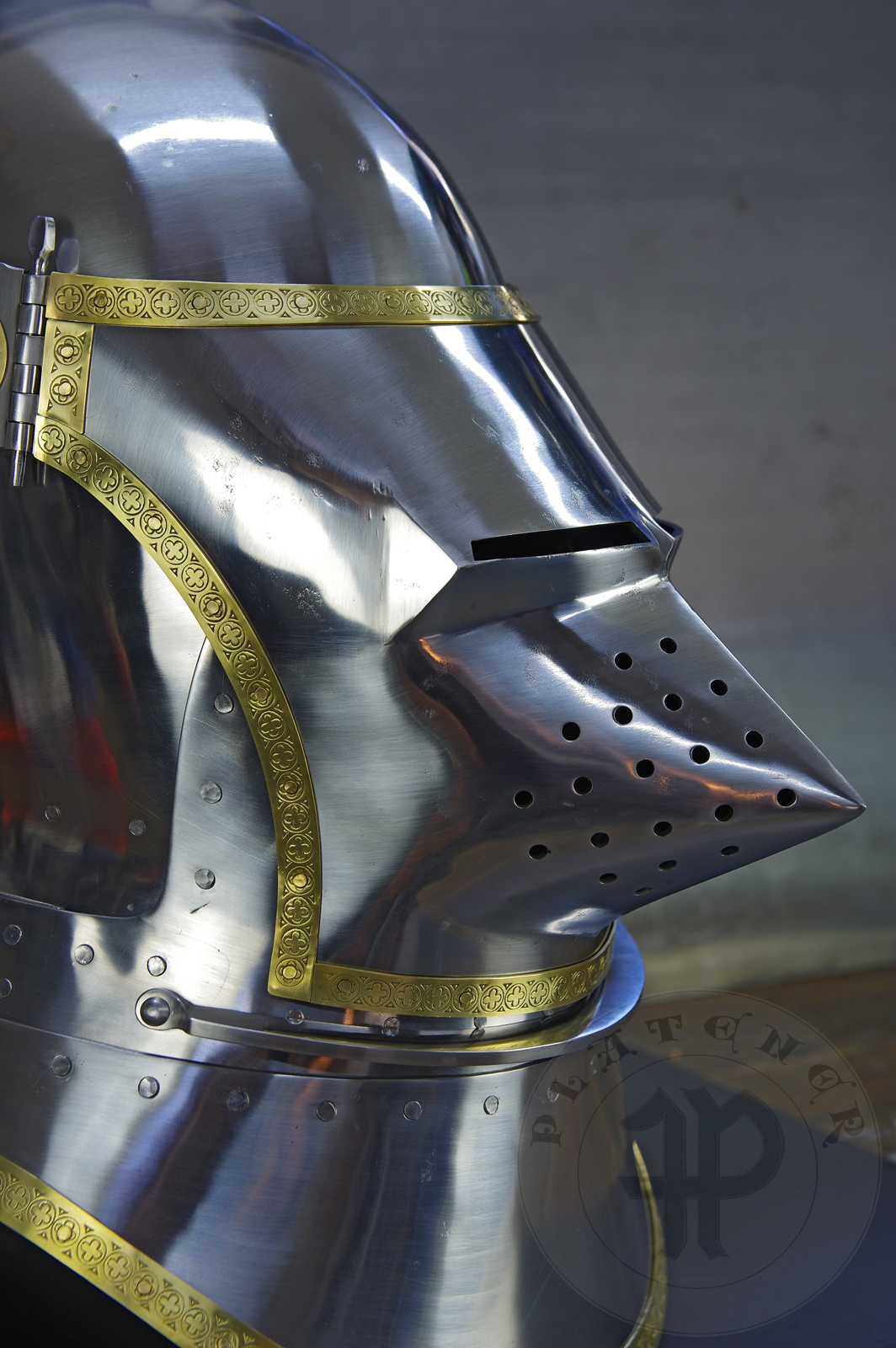 Great bascinet amainly inspired by depicts from Altar of St George of the Valencian school, circa 1410. The skull consists of 4 pieces riveted together. Visor was raised on hot from one piece of steel. Below the visor on the chin plate there is a solid stop rib to deflect thrusts. It's heat hardened and tempered up to 36-38 HRC./Wielki basinet inspirowany przedstawieniami z otarza w. Jerzego z warsztatu z Walencji, okoo 1410 rok. Dzwon basinetu wykonany z 4 czeci znitowany ze sob. Zasona kuta na gorco z jednego kawaka stali. Poniej zasony na basinecie znajduje si solidne wzmocnienie chronice przed pchniciami. Hartowany i odpuszczany do twardoci 36-38 HRC.