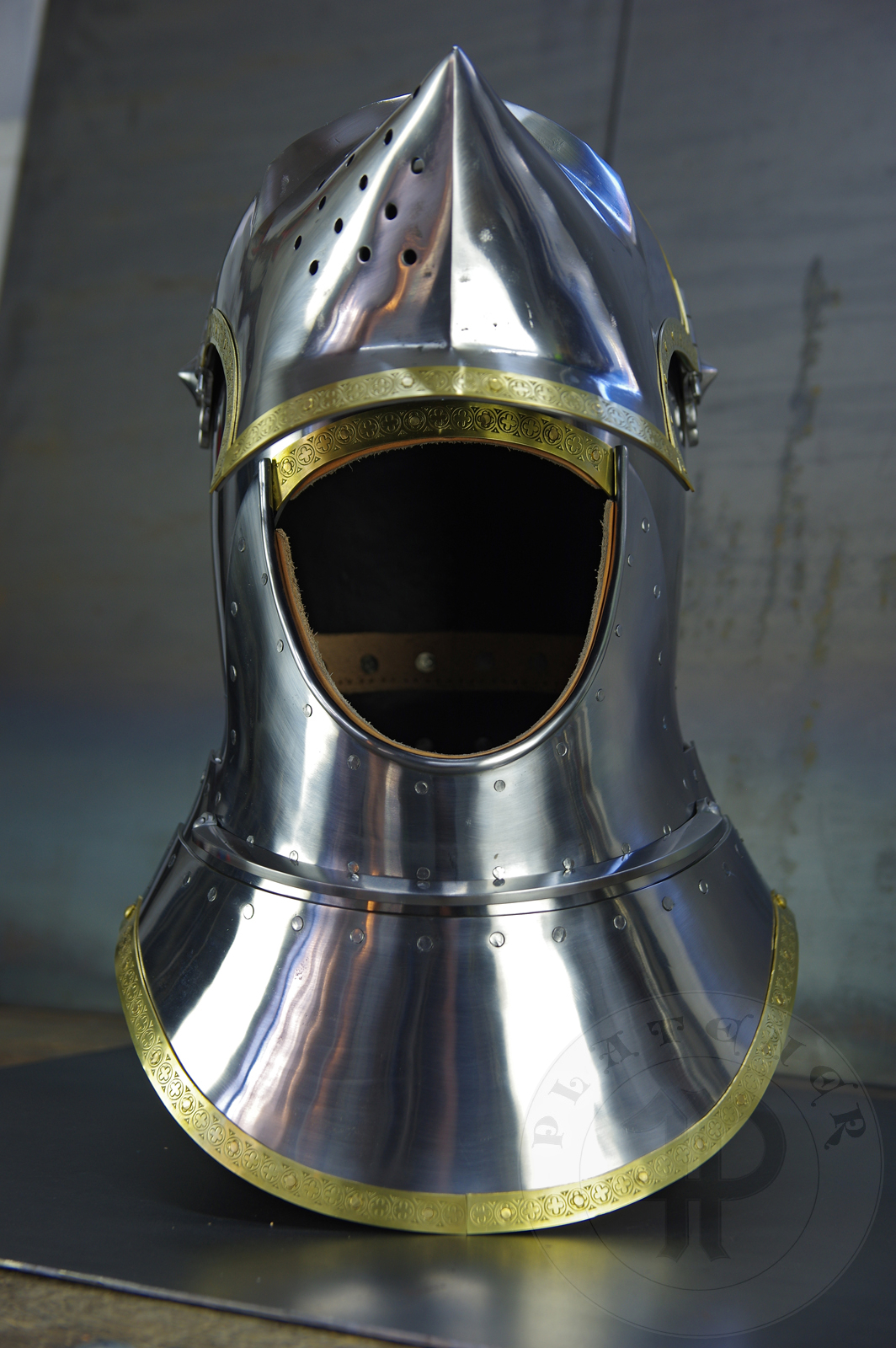 Great bascinet amainly inspired by depicts from Altar of St George of the Valencian school, circa 1410. The skull consists of 4 pieces riveted together. Visor was raised on hot from one piece of steel. Below the visor on the chin plate there is a solid stop rib to deflect thrusts. It's heat hardened and tempered up to 36-38 HRC./Wielki basinet inspirowany przedstawieniami z otarza w. Jerzego z warsztatu z Walencji, okoo 1410 rok. Dzwon basinetu wykonany z 4 czeci znitowany ze sob. Zasona kuta na gorco z jednego kawaka stali. Poniej zasony na basinecie znajduje si solidne wzmocnienie chronice przed pchniciami. Hartowany i odpuszczany do twardoci 36-38 HRC.