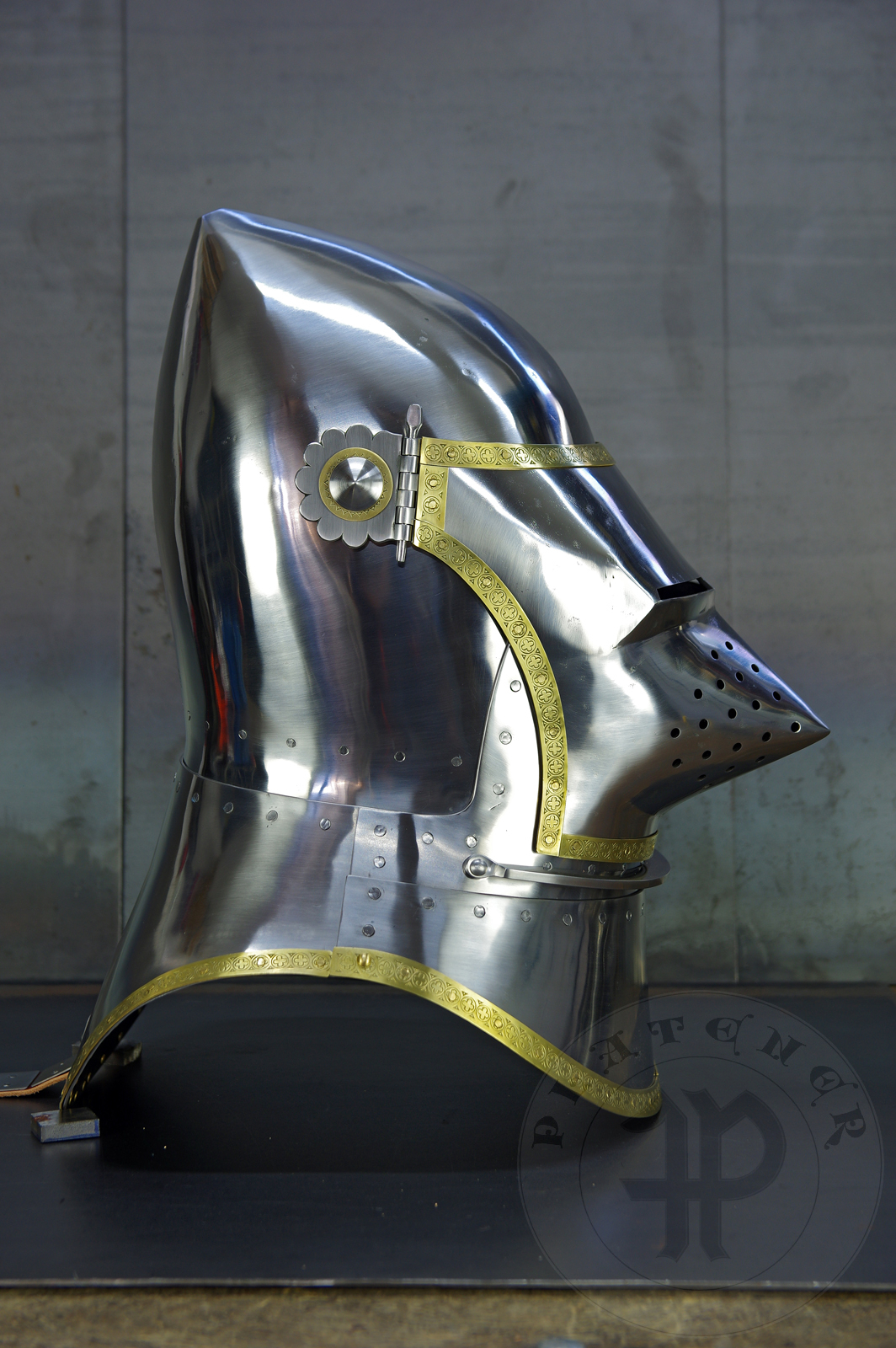 Great bascinet amainly inspired by depicts from Altar of St George of the Valencian school, circa 1410. The skull consists of 4 pieces riveted together. Visor was raised on hot from one piece of steel. Below the visor on the chin plate there is a solid stop rib to deflect thrusts. It's heat hardened and tempered up to 36-38 HRC./Wielki basinet inspirowany przedstawieniami z otarza w. Jerzego z warsztatu z Walencji, okoo 1410 rok. Dzwon basinetu wykonany z 4 czeci znitowany ze sob. Zasona kuta na gorco z jednego kawaka stali. Poniej zasony na basinecie znajduje si solidne wzmocnienie chronice przed pchniciami. Hartowany i odpuszczany do twardoci 36-38 HRC.