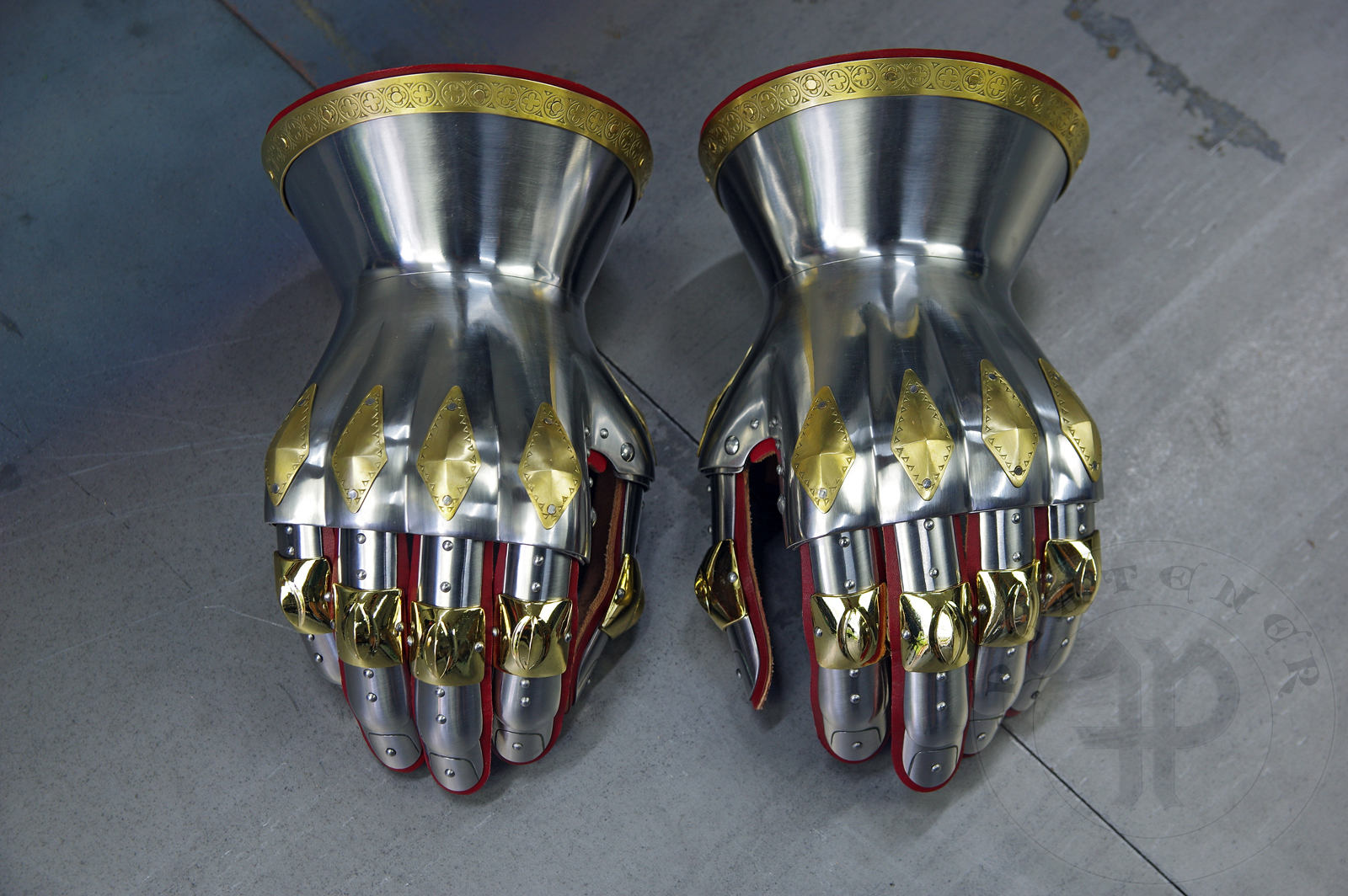 Hourglass gauntlets inspired by depicts from Altar of St George of the Valencian school, circa 1410. Made of medium carbon steel and heat hardened and tempered up to 42 HRC./ Rkawice klepsydrowe inspirowane przedstawieniami z otarza w. Jerzego z warsztatu w Walencji, okoo 1410 rok. Wykonane ze stali redniowglowej oraz hartowane i odpuszczane do twardoci 42 HRC.