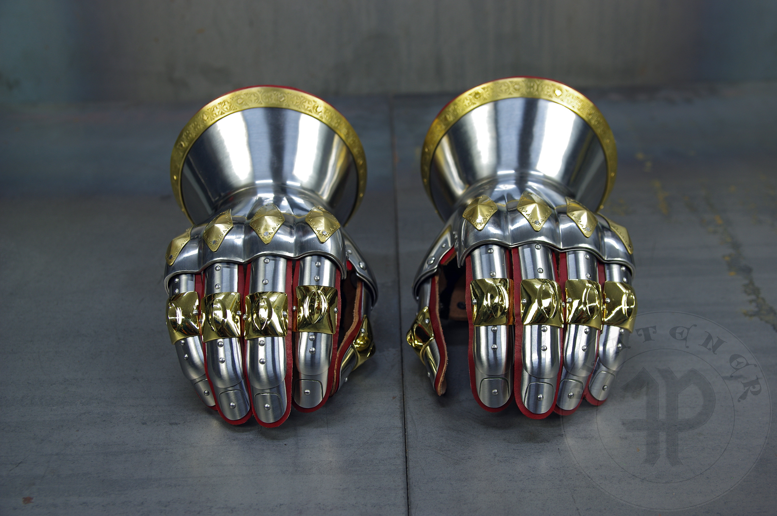Hourglass gauntlets inspired by depicts from Altar of St George of the Valencian school, circa 1410. Made of medium carbon steel and heat hardened and tempered up to 42 HRC./ Rkawice klepsydrowe inspirowane przedstawieniami z otarza w. Jerzego z warsztatu w Walencji, okoo 1410 rok. Wykonane ze stali redniowglowej oraz hartowane i odpuszczane do twardoci 42 HRC.
