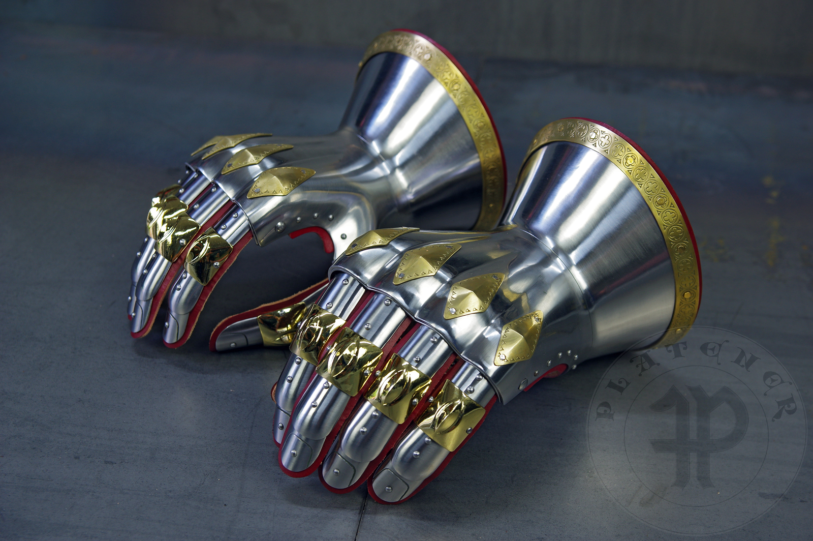 Hourglass gauntlets inspired by depicts from Altar of St George of the Valencian school, circa 1410. Made of medium carbon steel and heat hardened and tempered up to 42 HRC./ Rkawice klepsydrowe inspirowane przedstawieniami z otarza w. Jerzego z warsztatu w Walencji, okoo 1410 rok. Wykonane ze stali redniowglowej oraz hartowane i odpuszczane do twardoci 42 HRC.