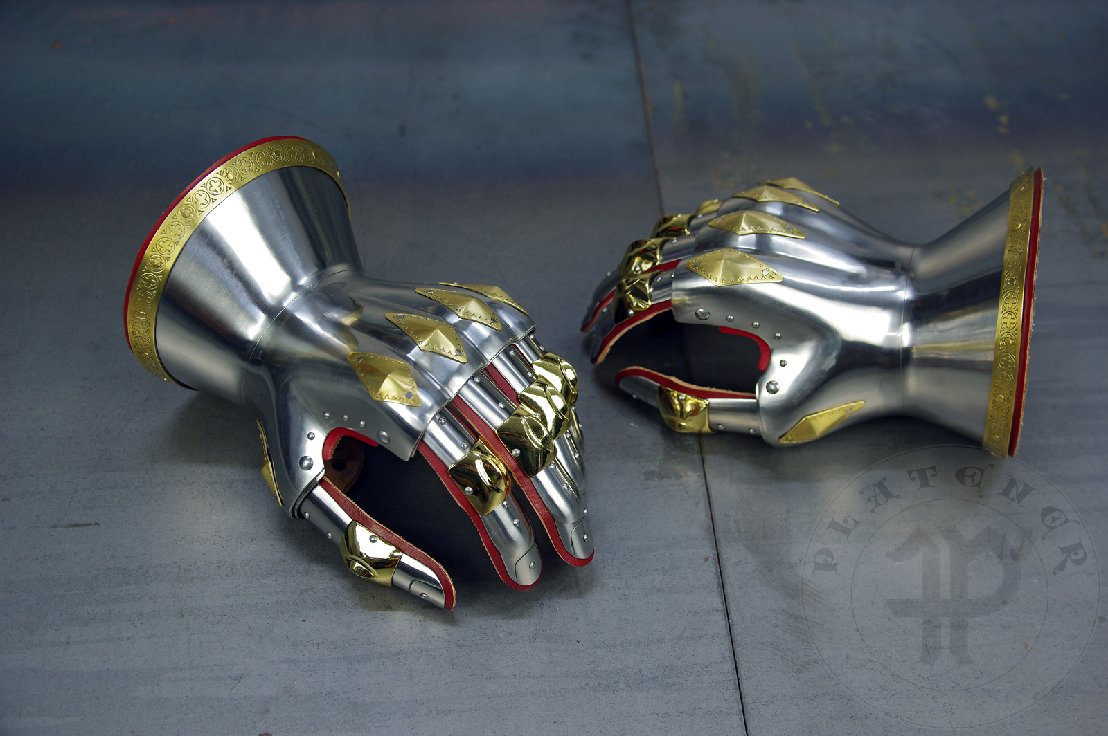 Hourglass gauntlets inspired by depicts from Altar of St George of the Valencian school, circa 1410. Made of medium carbon steel and heat hardened and tempered up to 42 HRC./ Rkawice klepsydrowe inspirowane przedstawieniami z otarza w. Jerzego z warsztatu w Walencji, okoo 1410 rok. Wykonane ze stali redniowglowej oraz hartowane i odpuszczane do twardoci 42 HRC.