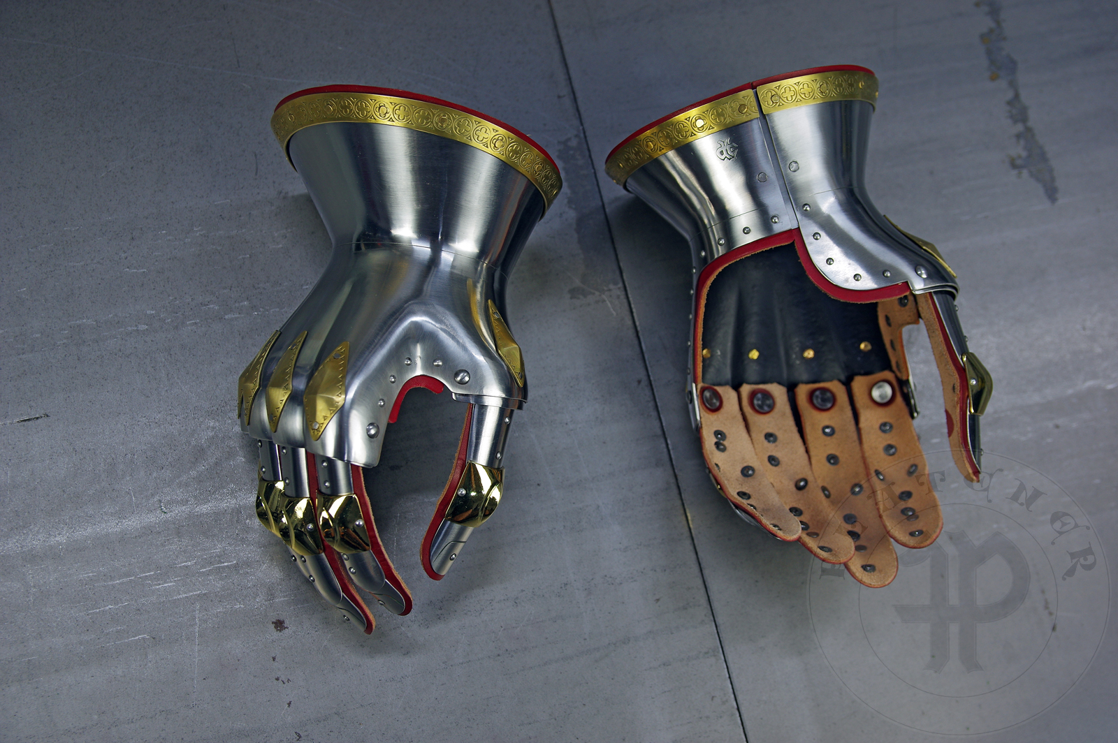 Hourglass gauntlets inspired by depicts from Altar of St George of the Valencian school, circa 1410. Made of medium carbon steel and heat hardened and tempered up to 42 HRC./ Rkawice klepsydrowe inspirowane przedstawieniami z otarza w. Jerzego z warsztatu w Walencji, okoo 1410 rok. Wykonane ze stali redniowglowej oraz hartowane i odpuszczane do twardoci 42 HRC.