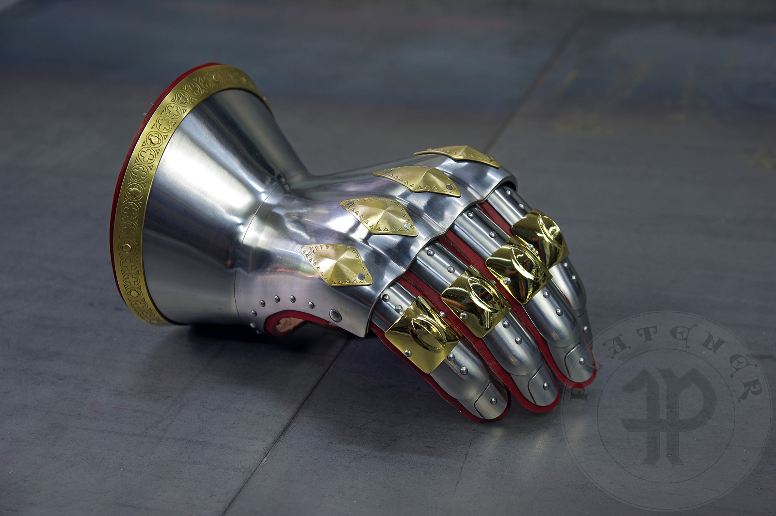 Hourglass gauntlets inspired by depicts from Altar of St George of the Valencian school, circa 1410. Made of medium carbon steel and heat hardened and tempered up to 42 HRC./ Rkawice klepsydrowe inspirowane przedstawieniami z otarza w. Jerzego z warsztatu w Walencji, okoo 1410 rok. Wykonane ze stali redniowglowej oraz hartowane i odpuszczane do twardoci 42 HRC.