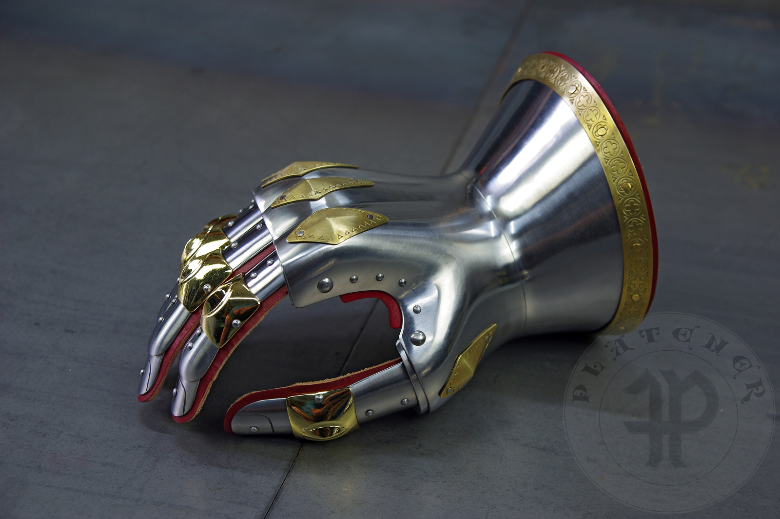 Hourglass gauntlets inspired by depicts from Altar of St George of the Valencian school, circa 1410. Made of medium carbon steel and heat hardened and tempered up to 42 HRC./ Rkawice klepsydrowe inspirowane przedstawieniami z otarza w. Jerzego z warsztatu w Walencji, okoo 1410 rok. Wykonane ze stali redniowglowej oraz hartowane i odpuszczane do twardoci 42 HRC.